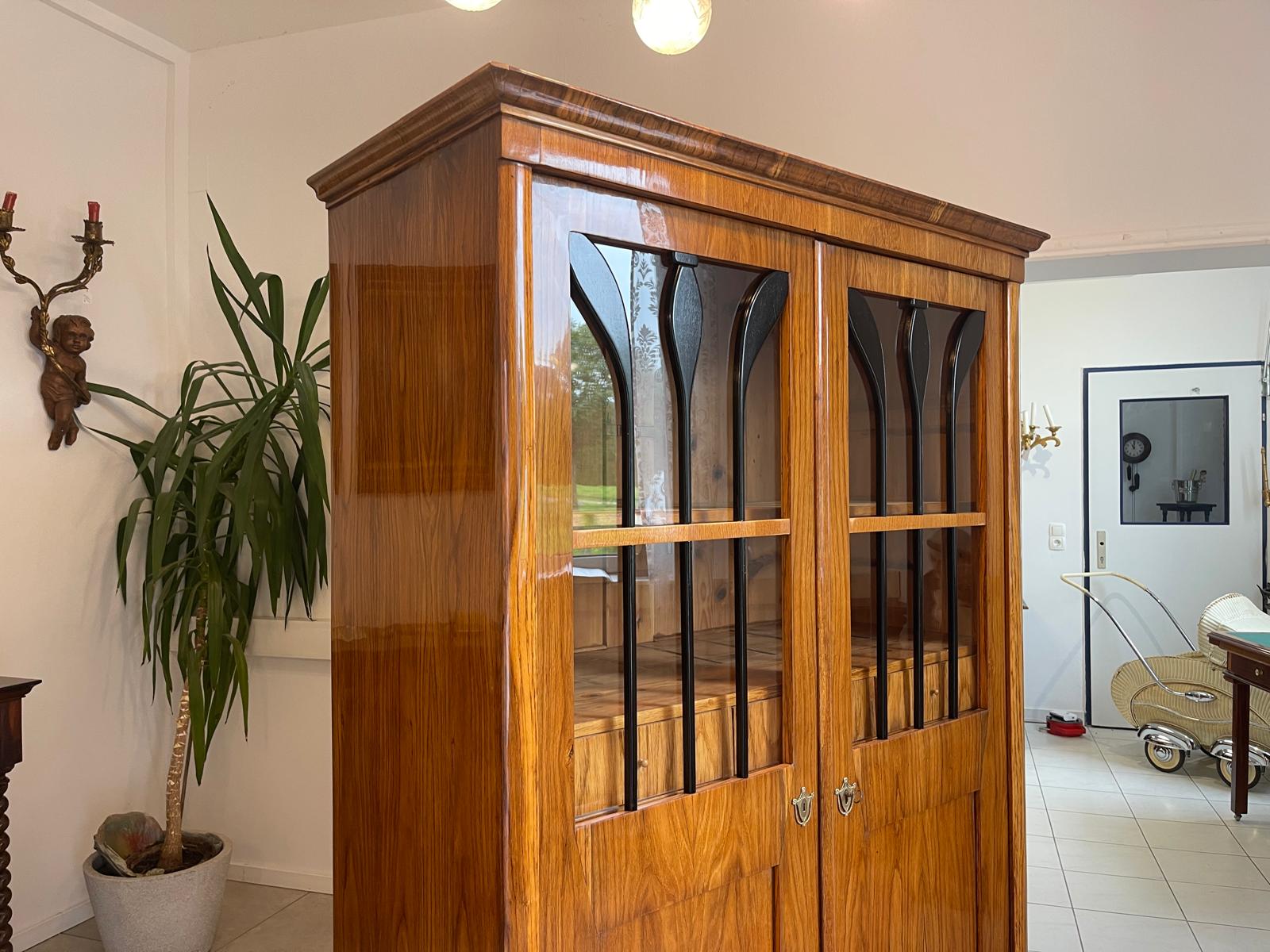 9e689811-c18e-4671-906c-c1fe324acb13 Antiquität Sale Biedermeier Vitrine Bücherschrank Nussholz Antiquität A4932