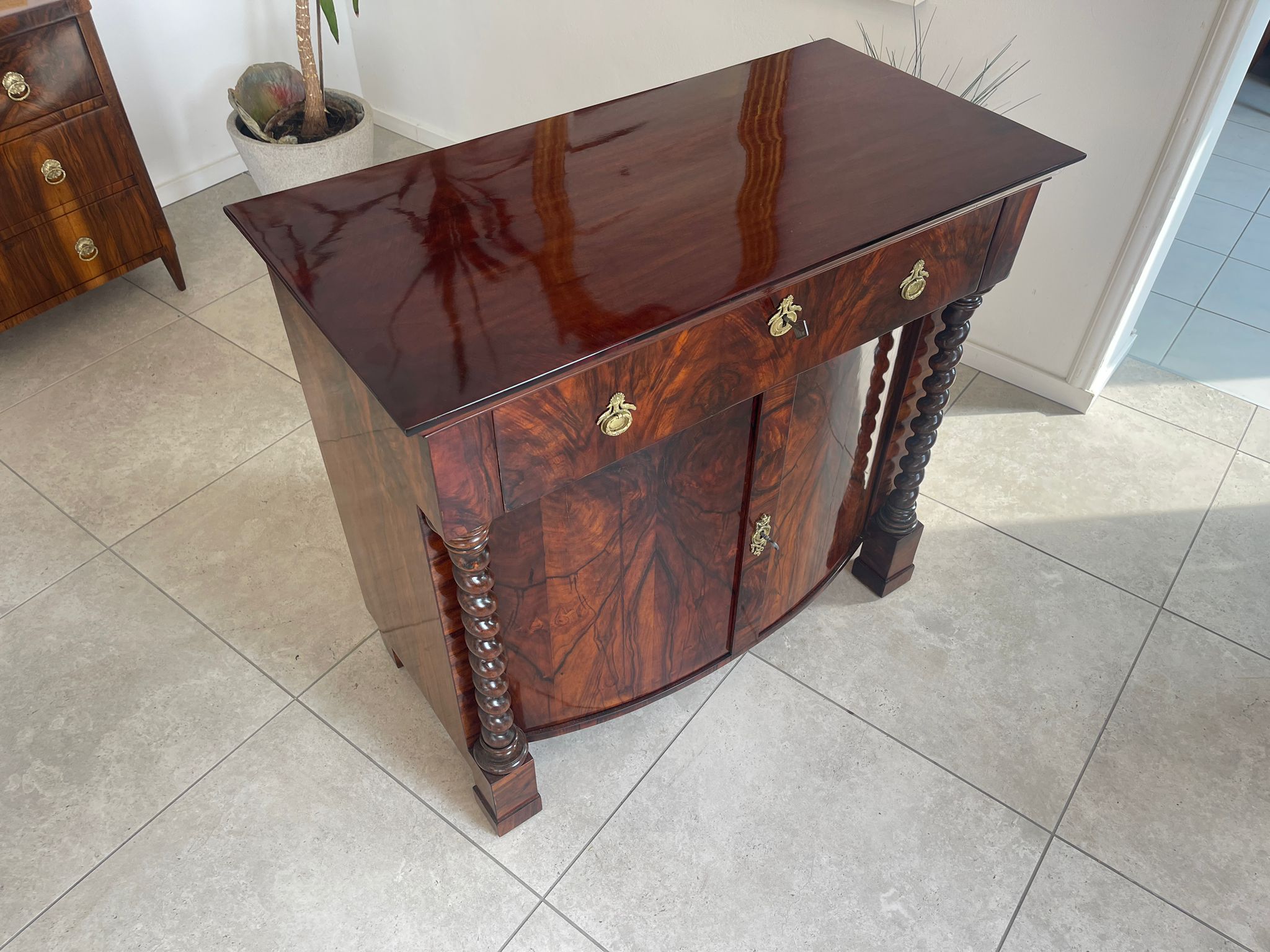 01badbd2-c05a-4da0-b55b-18dbc6c5d872 Restaurierte Biedermeier Anrichte Säulentrumeau Antiquität A4655