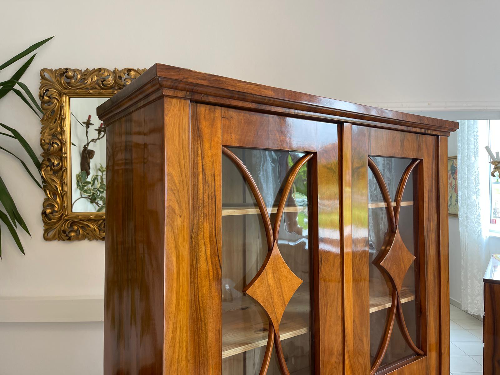 Restaurierte Biedermeier Vitrine Bücherschrank Glasschrank ANTIQUITÄT Nussholz G1678