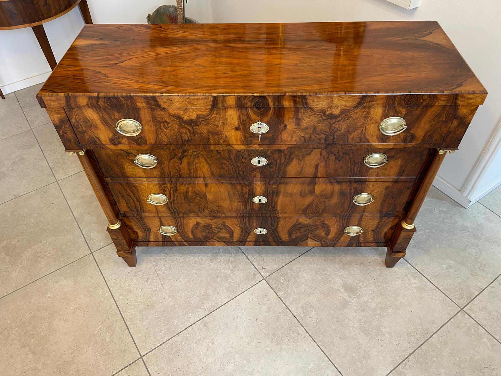 Restaurierte Nussholzfurnierte Empire Kommode Antiquität Säulenkommode G1188