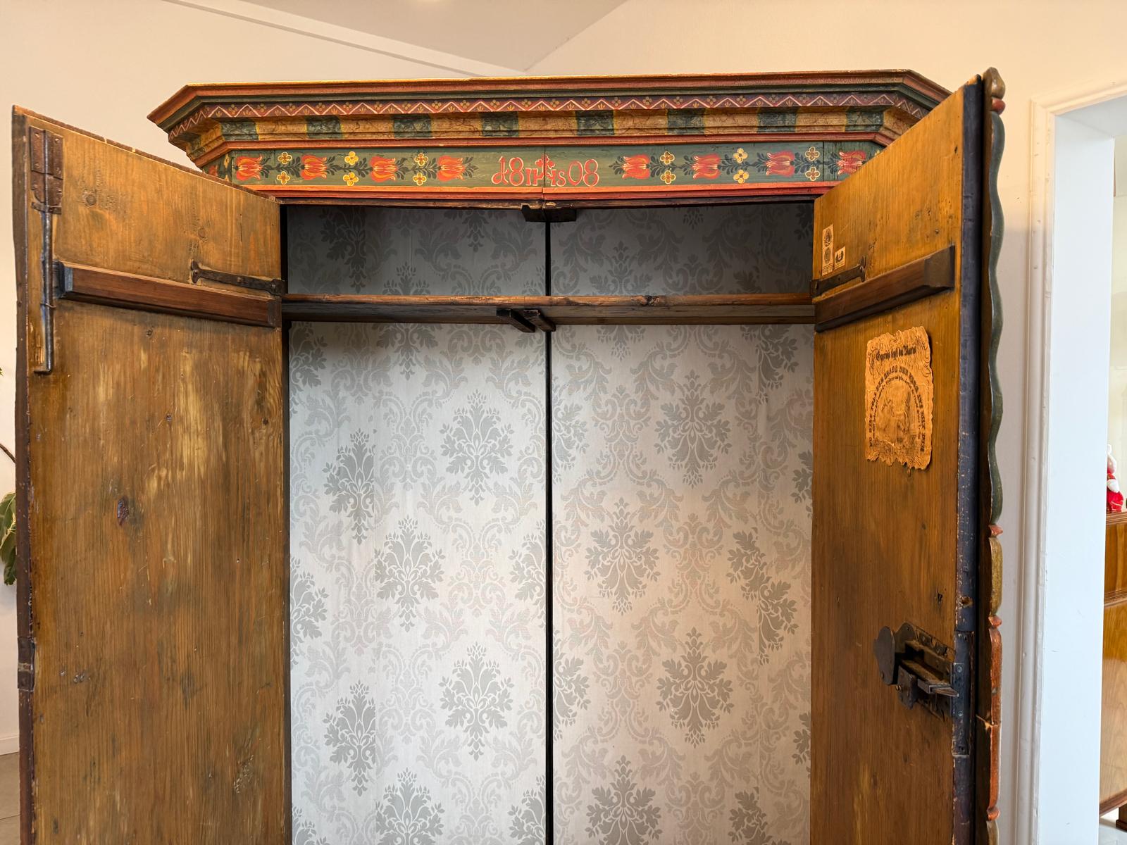 Handbemalter Bauernschrank mit Blumendekor, antiker Biedermeier Bauernkasten G2376