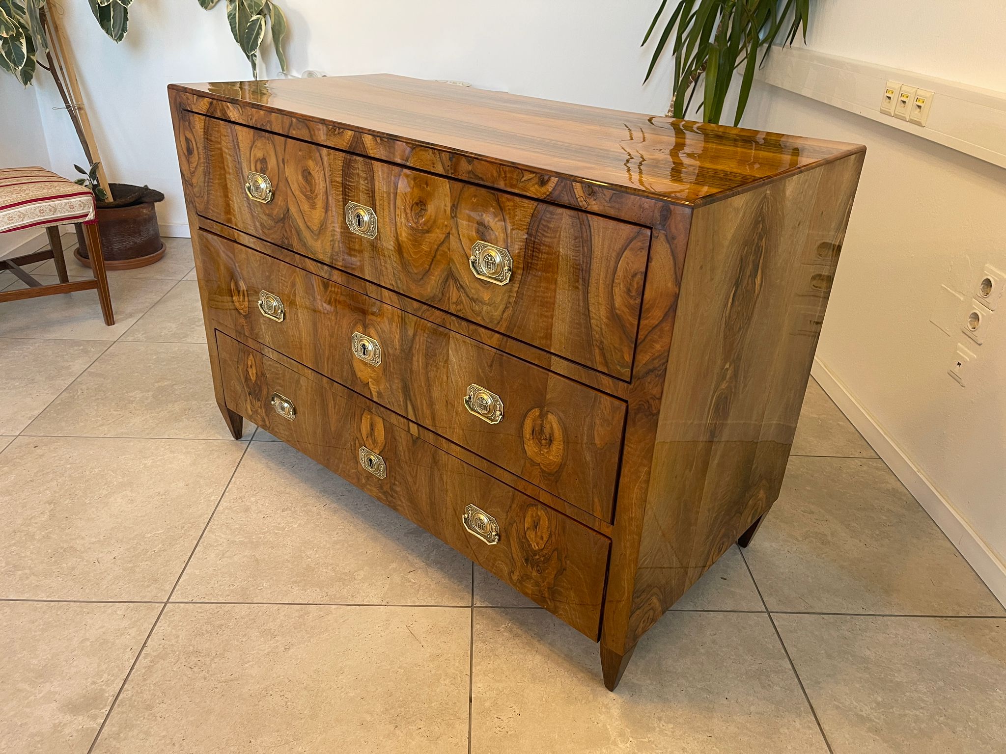 d3bb002a-bcbd-489f-b8be-9487ad9a6fb7 Sale Restaurierte Biedermeier Kommode Nussholz Antiquität A5104