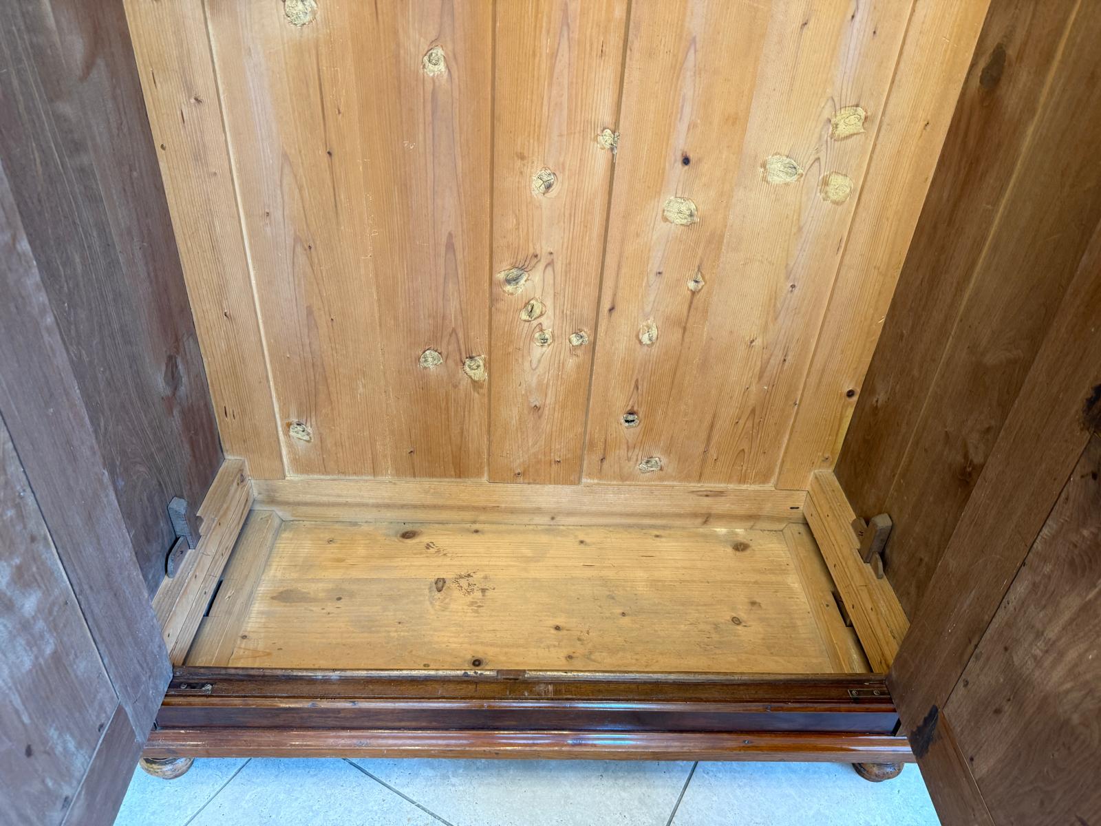 Restaurierter Gründerzeit Kleiderschrank Kleiderkasten Nussholz D2721