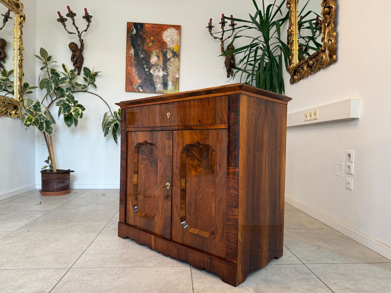 Sale Restaurierte Biedermeier Anrichte Trumeau Nussholz G1832-1