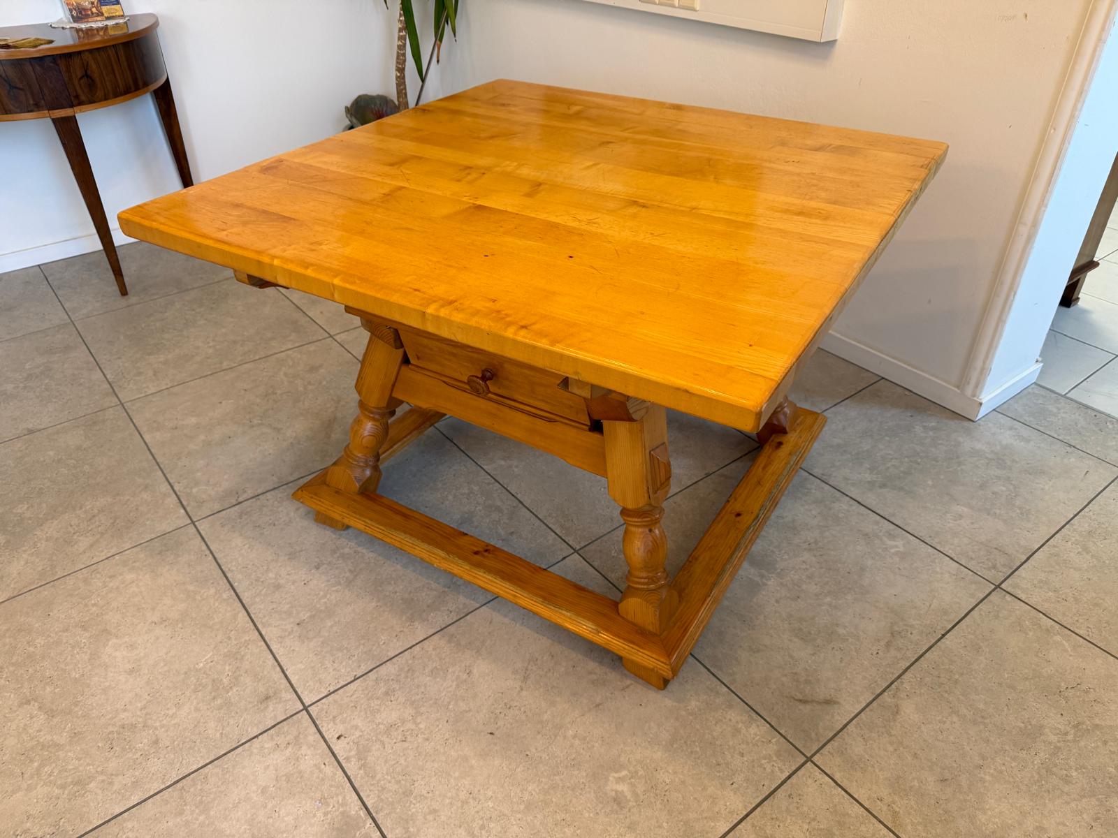 Uriger Jogltisch Bauerntisch Naturholz Kiefer / Buche  Hüttentisch 110 x 110 G2406