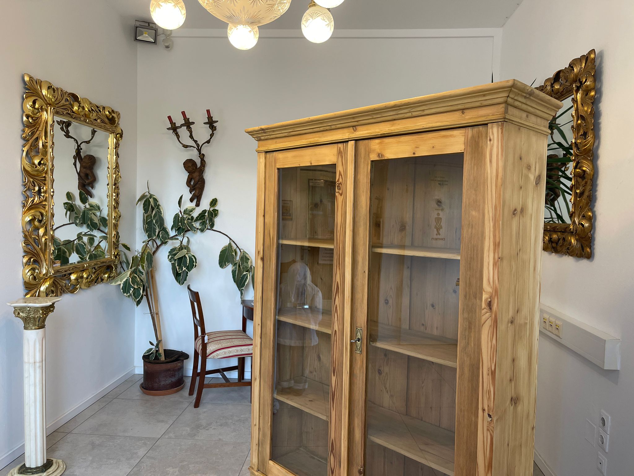 47d81b11-89f2-42de-a5cd-e27b3e6b5e05 Restaurierte Jugendstil Vitrine Bauernvitrine Bauernschrank A5094