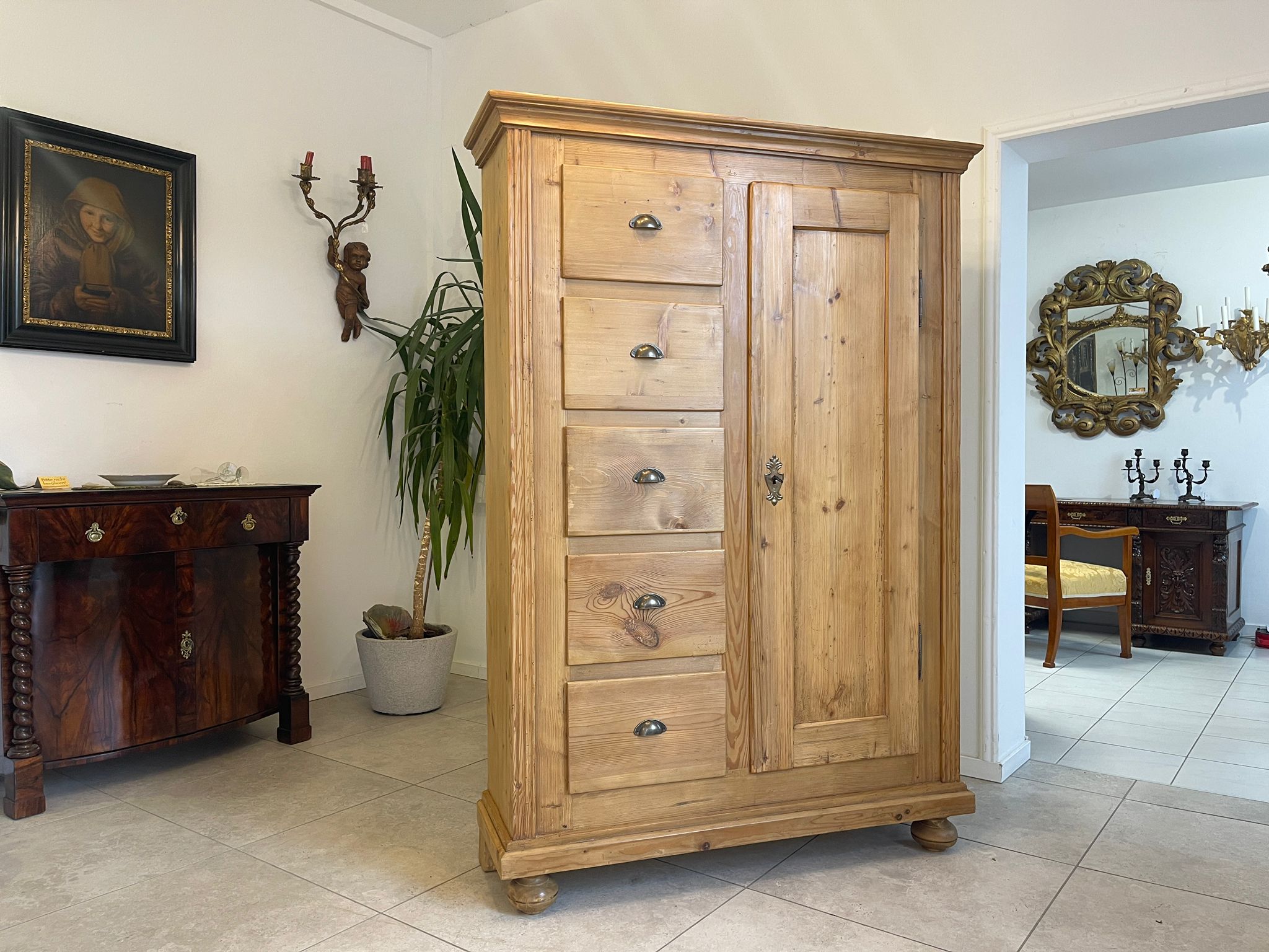 d932f76b-0da6-46be-ba5d-42bc3aa28988 Bäuerlicher uriger Brotschrank Almerschrank Speiskasten Bauernkasten A5029