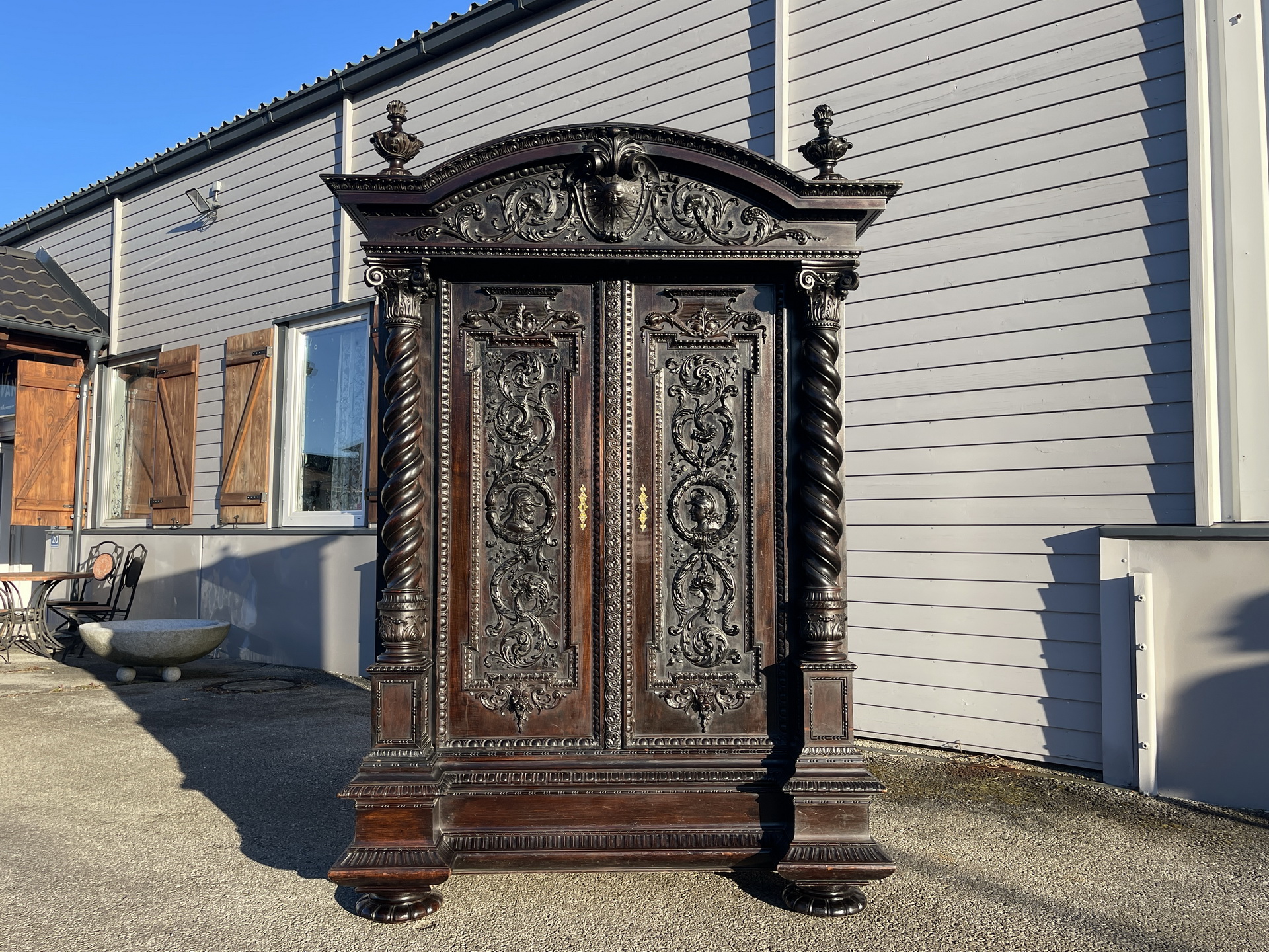 Monumentaler Renaissance Hallenschrank Prachtschrank B2064