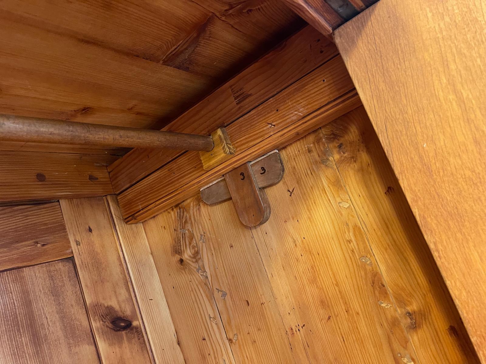 011eb544-6cdd-4215-8144-5967b3fa0da0 Restaurierter Biedermeier Schrank mit Nussholz-Furnier und Kleiderstange A4934