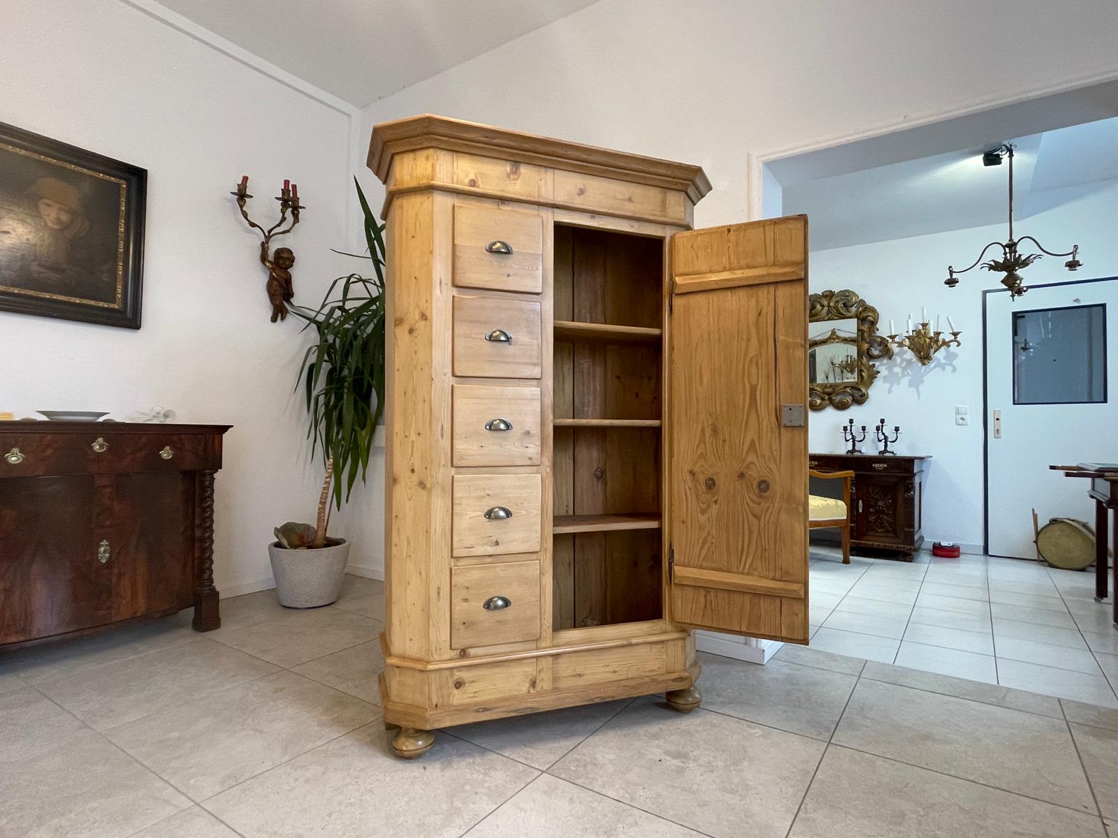 f44a8e14-90e5-4c54-a11a-60d043683a3c Bäuerlicher uriger Brotschrank Almerschrank Speiskasten Bauernkasten A5036