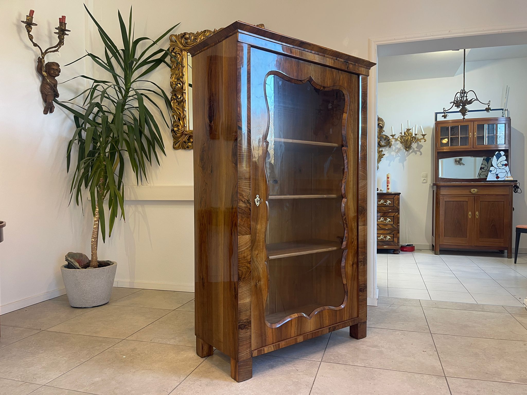3b3ad34b-ae56-4561-8b94-bc416d3dbc03 SALE Biedermeier Vitrine Bücherschrank Sammlervitrine, Nussholz A5102