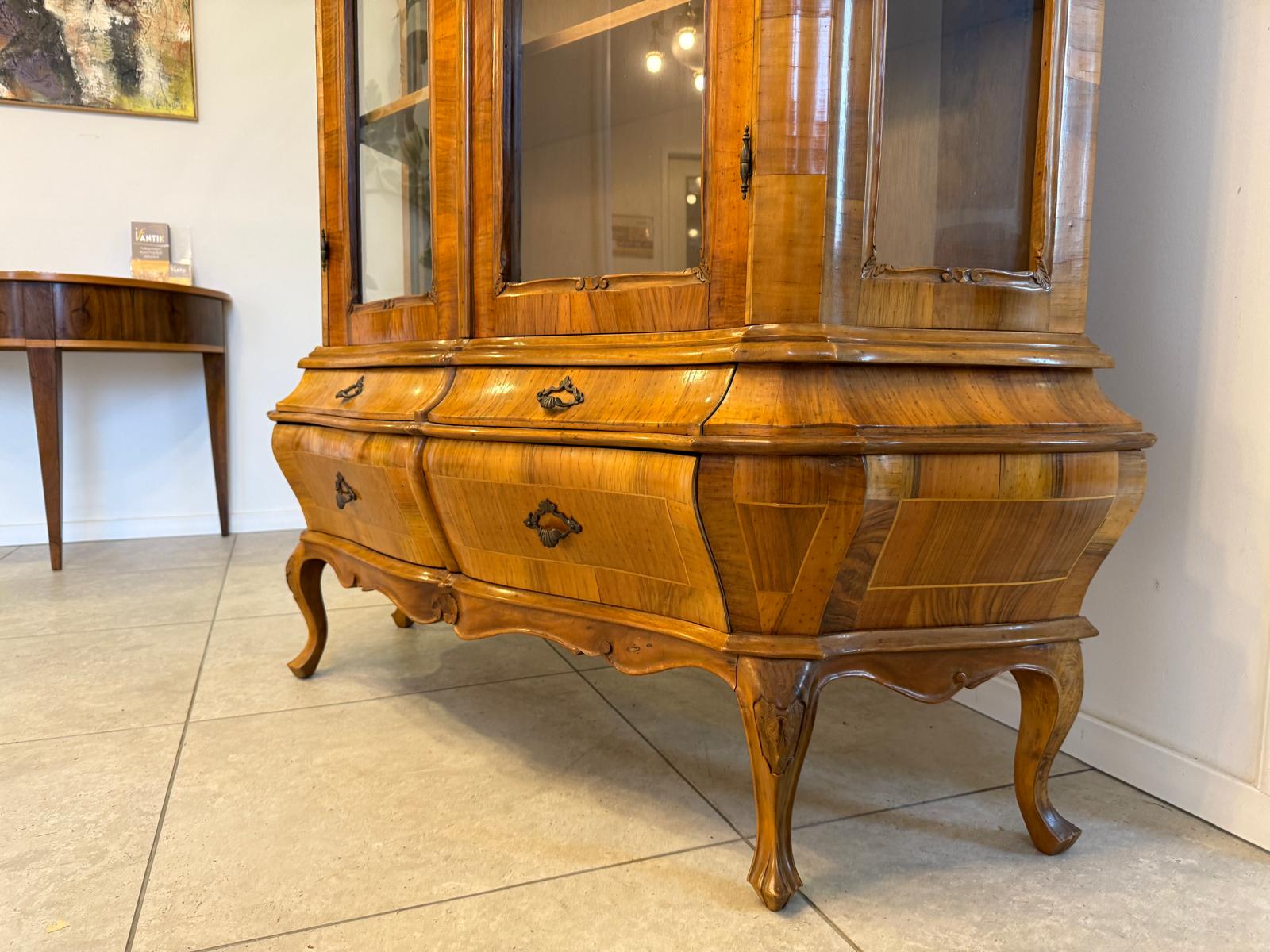 Barockstil Vitrine Intarsiert Nussholz Bücherschrank Stilschrank G2304