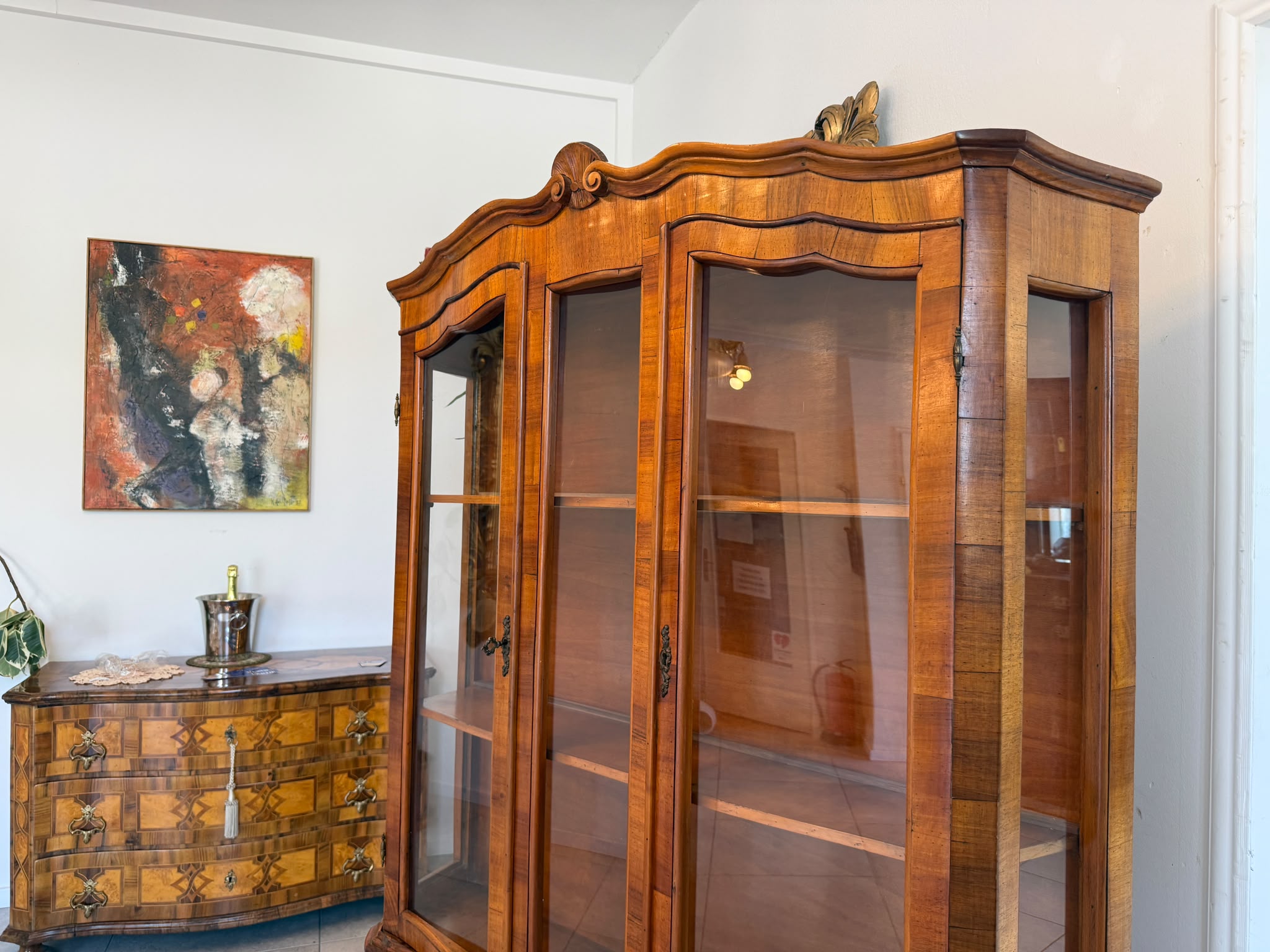 Barockstil Vitrine Intarsiert Nussholz Bücherschrank Stilschrank D2620