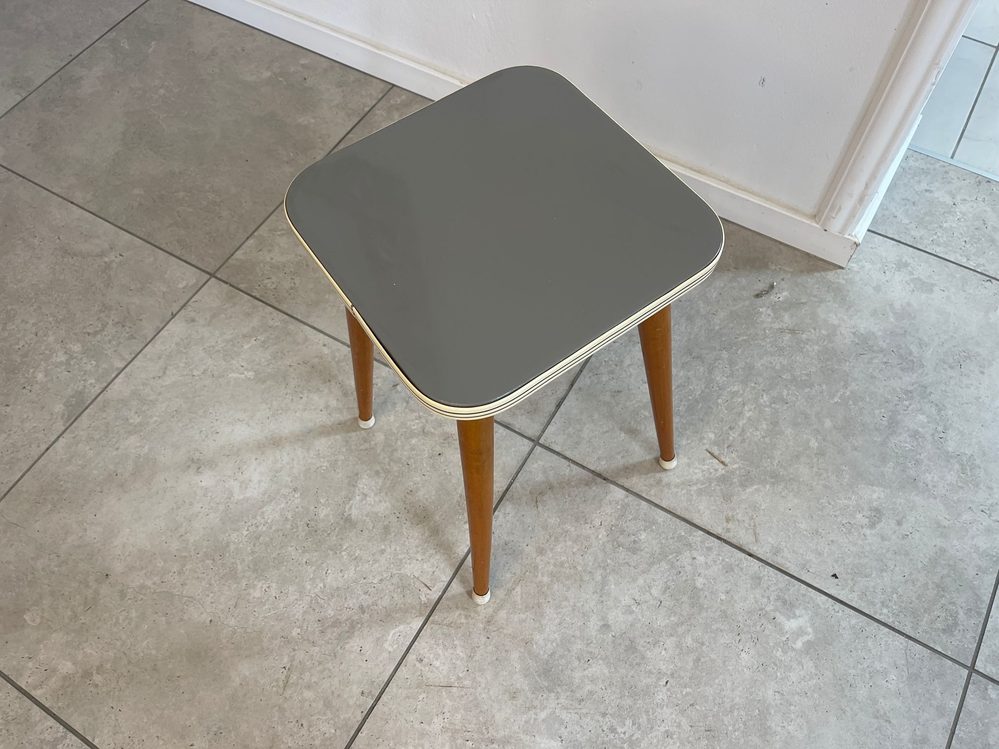 7c29f68f-56b8-4a93-ac00-408941f2fe4e 50er Jahre massiv Hocker, Dreibein Beistelltisch Mid Century, stabil, zierlich A4869