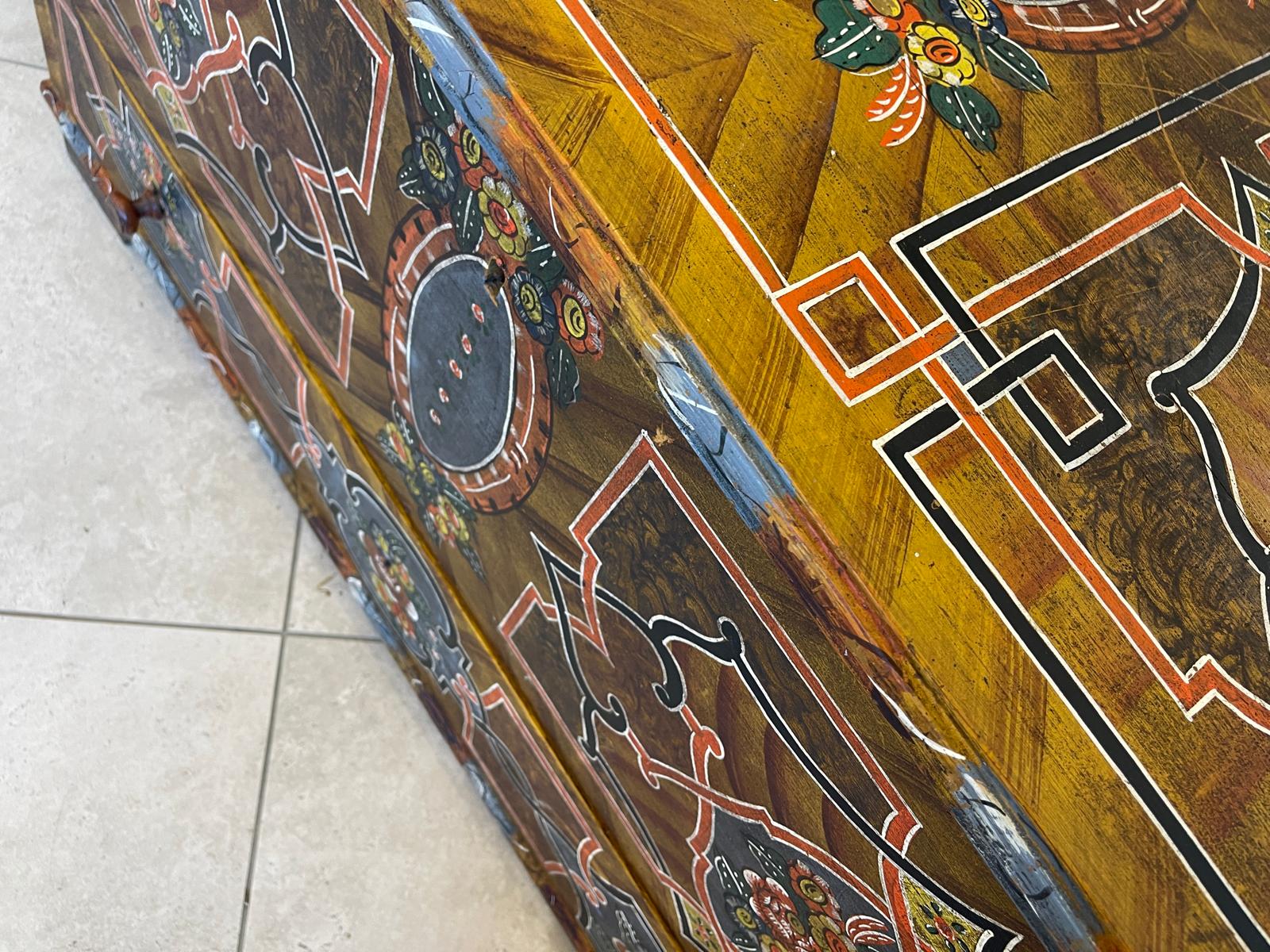 Urige gefasste bemalte Bauerntruhe mit Blumenmotiven G1270