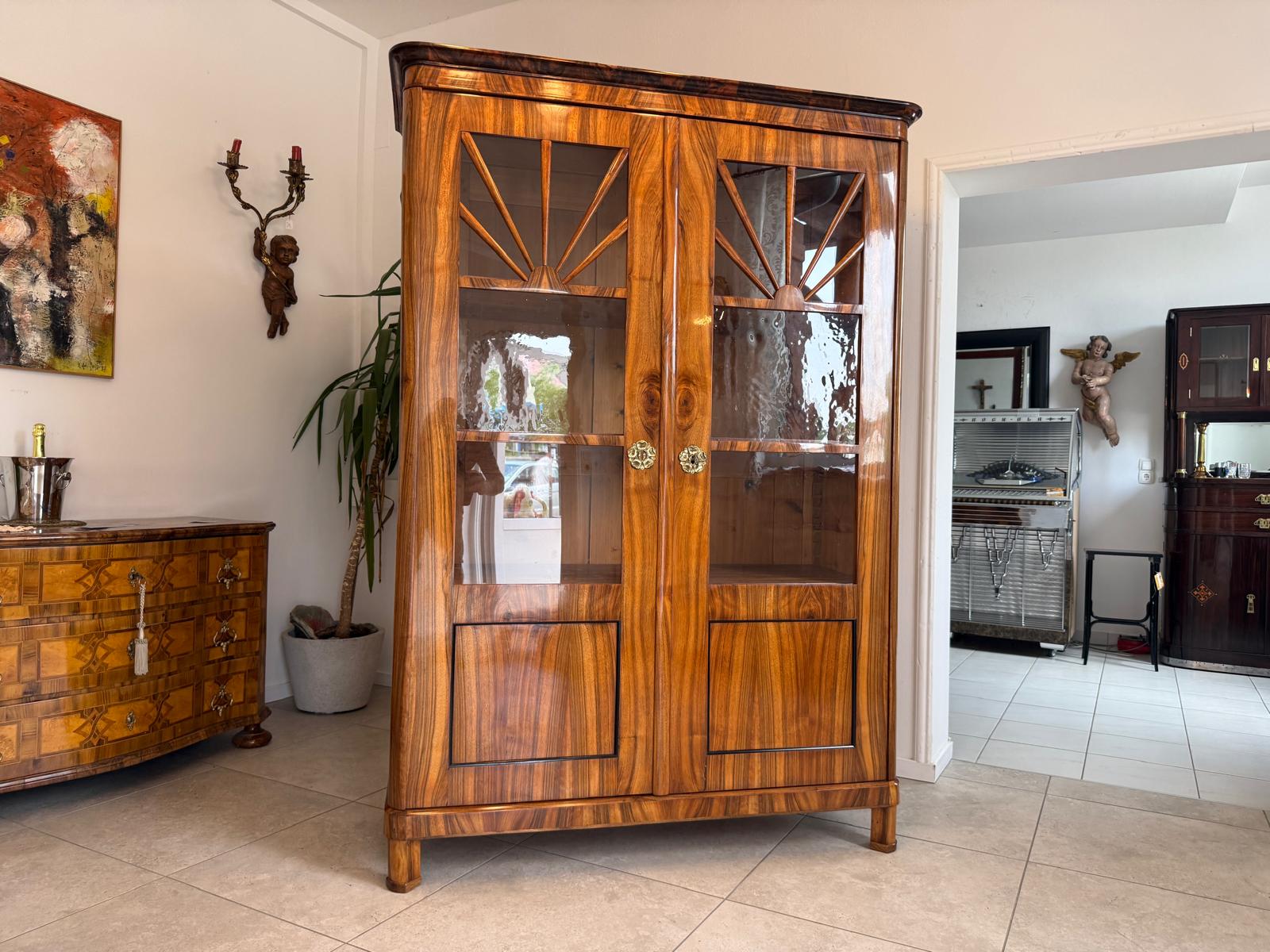 Sale Biedermeier Vitrine Sonnenvitrine Bibliotheksschrank Nussholz D2677