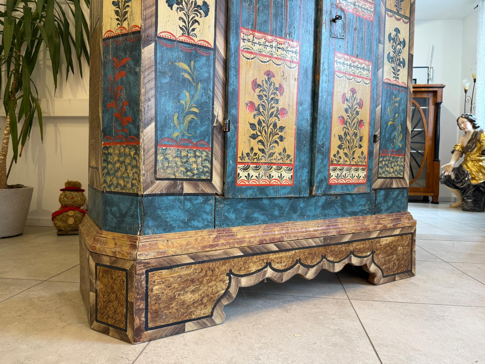 Handbemalter Bauernschrank mit Blumendekor, antiker Bauernkasten G2308