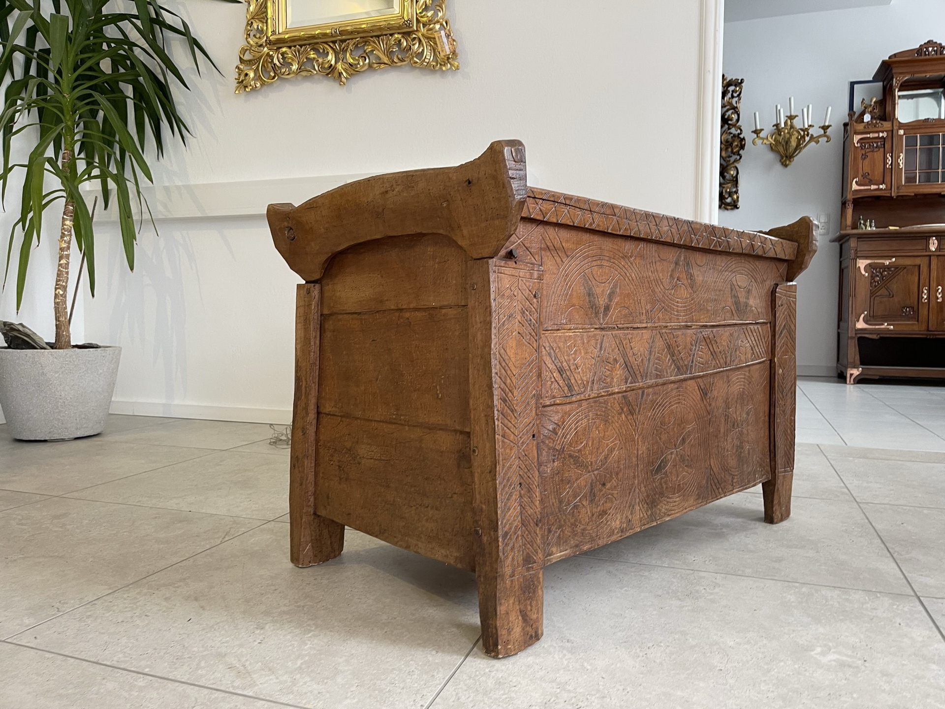 IMG_0763 romanische Bauerntruhe Giebeltruhe Holztruhe E2182