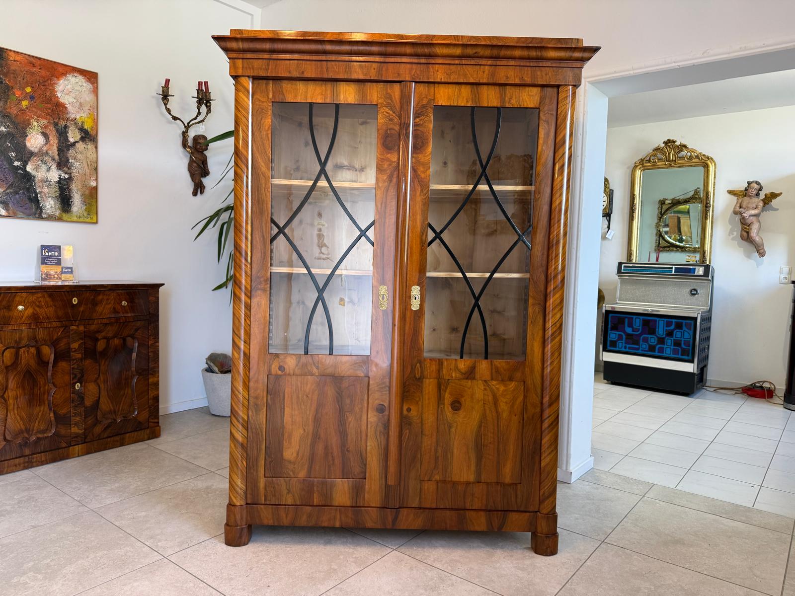 Biedermeier Vitrine Bücherschrank Restauriert Nussbaum Antiquität SALE D2396