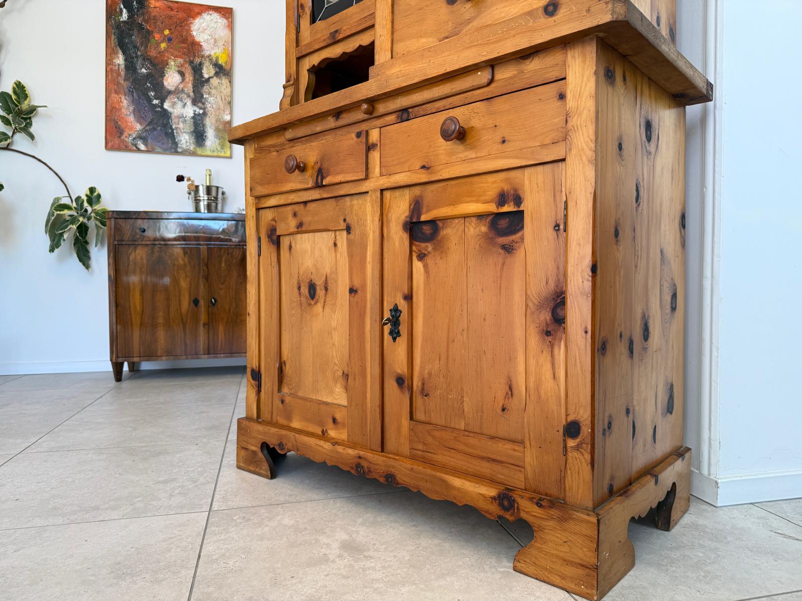 Urige Zirbenholz Kredenz Küchenvitrine Butzenglas Küchenschrank G1914