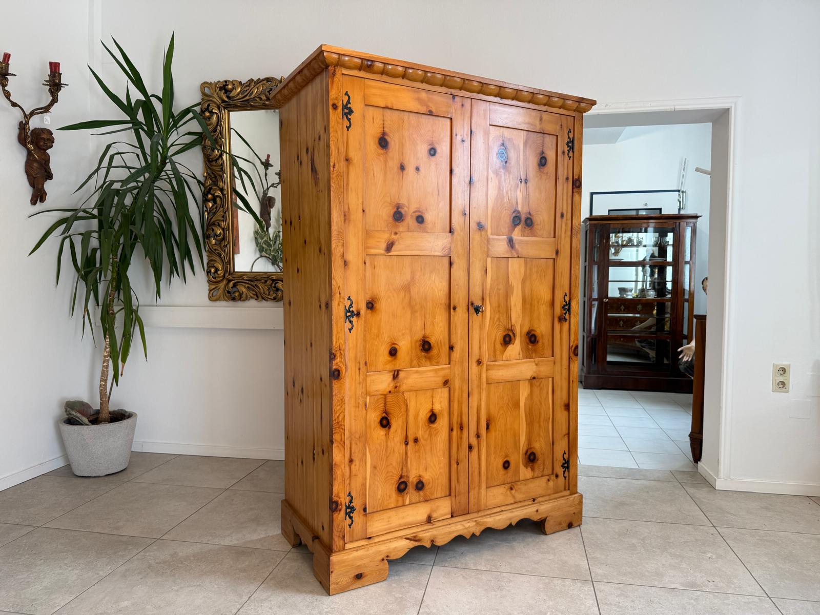 Antiker Zirbenholz Kasten Schrank Kleiderkasten G2173