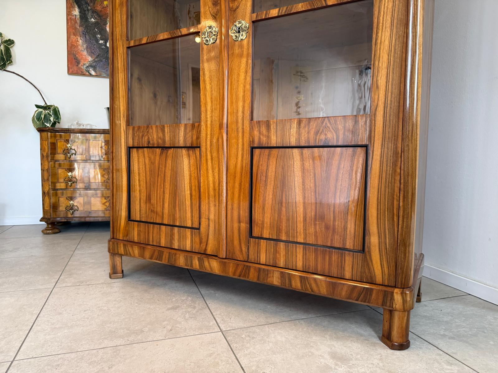 Sale Biedermeier Vitrine Sonnenvitrine Bibliotheksschrank Nussholz D2677