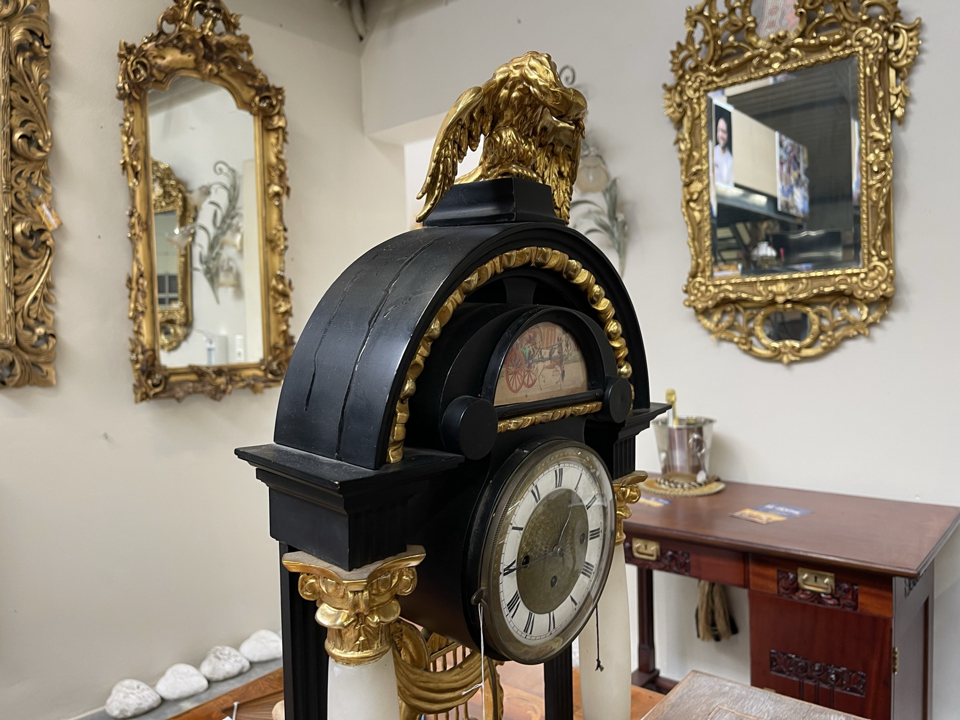 IMG_28944GhAl2PGKP7PX Originaler Biedermeier Kommodenuhr mit Spielwerk, vergoldet, antik - B1734