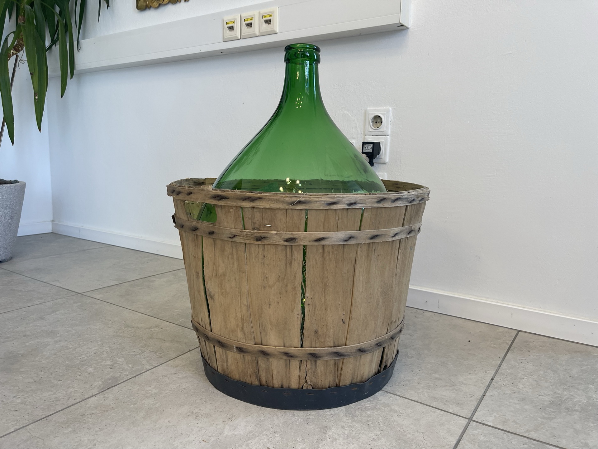 bauernstube_1030tlOtrvv46Z5a Alte Ballonflasche 25 Liter Gärballon mit Korb und Lufteinschlüssen B1737Fl