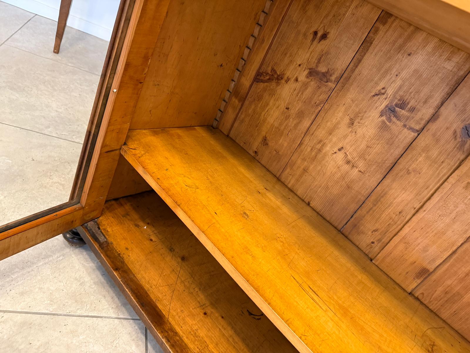 Biedermeier Vitrinenschrank Glasschrank Nussholz Kleiderschrank G2228