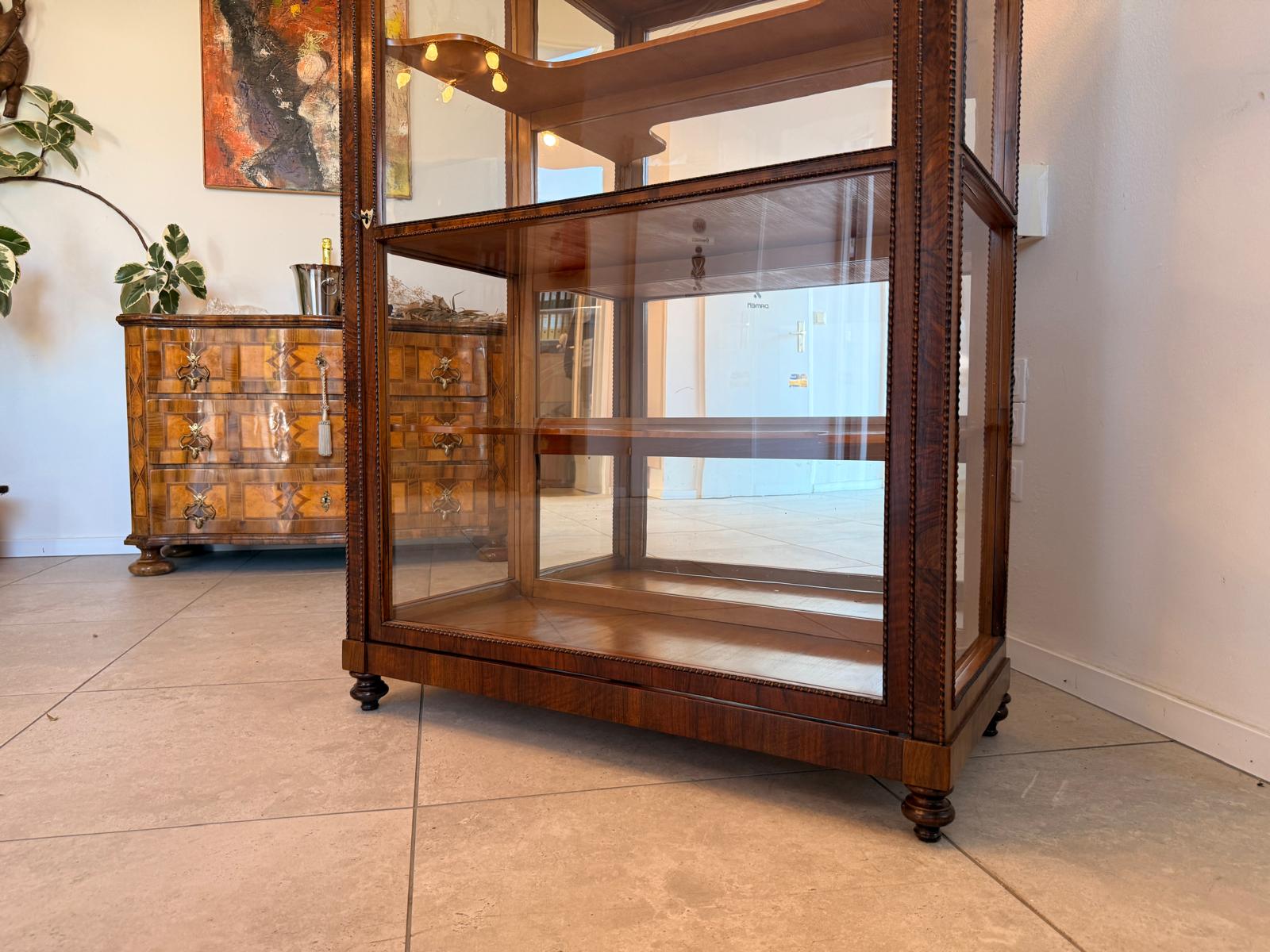 Restaurierte Biedermeier Vitrinenschrank Glasschrank Nussholz Antiquität D2769