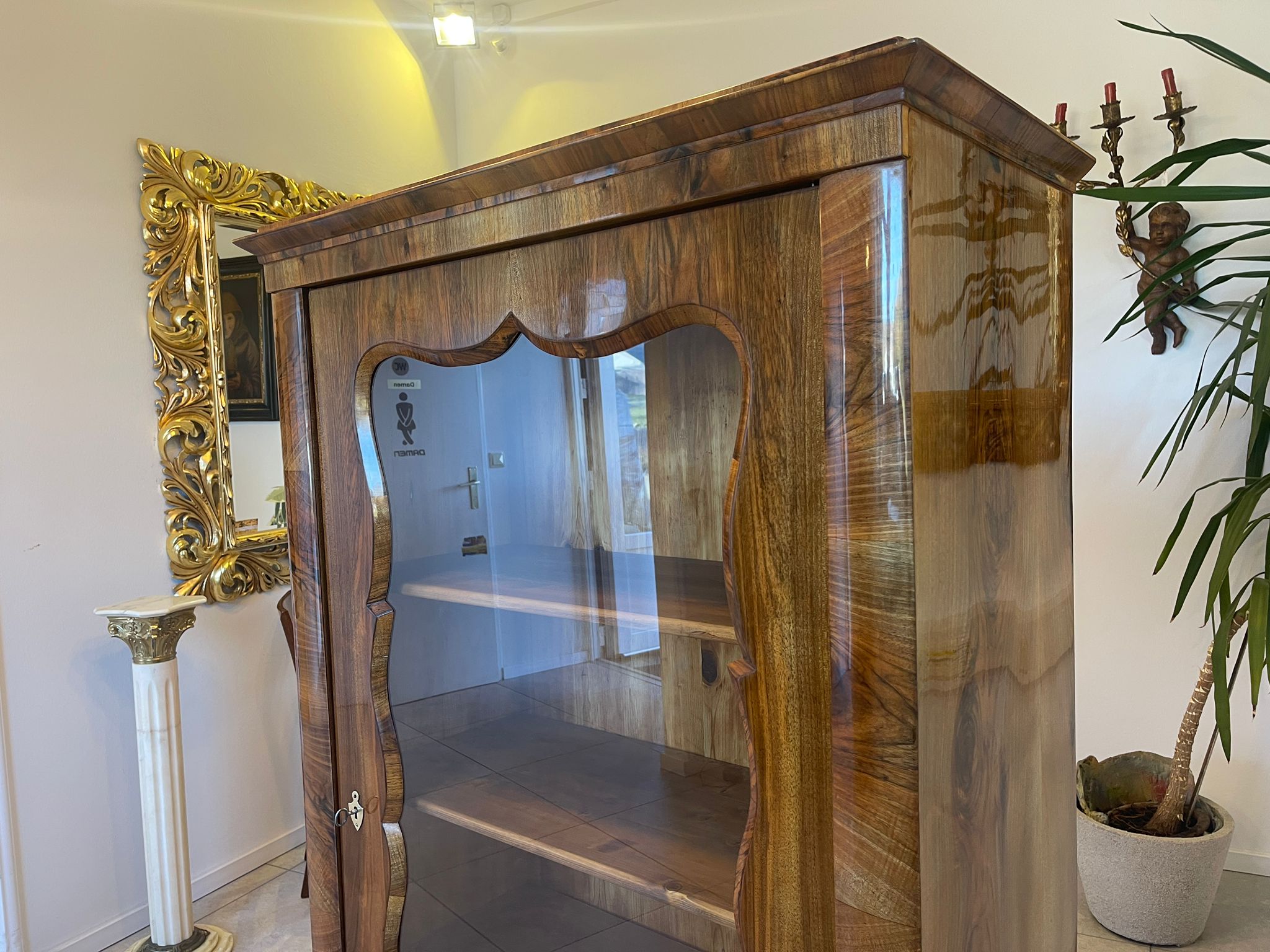 169ecd33-d313-4471-8ad1-3a70f9946518 SALE Biedermeier Vitrine Bücherschrank Sammlervitrine, Nussholz A5102