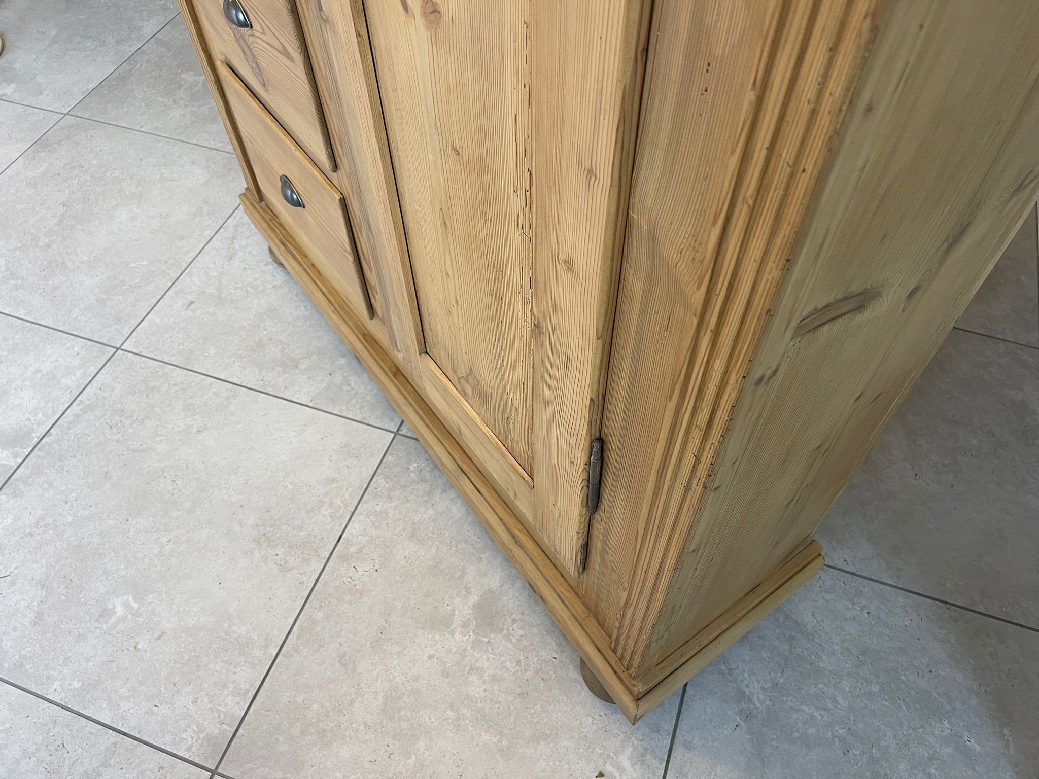 97425d0c-6132-4413-9275-9d891e8f7946 Bäuerlicher uriger Brotschrank Almerschrank Speiskasten Bauernkasten A5029