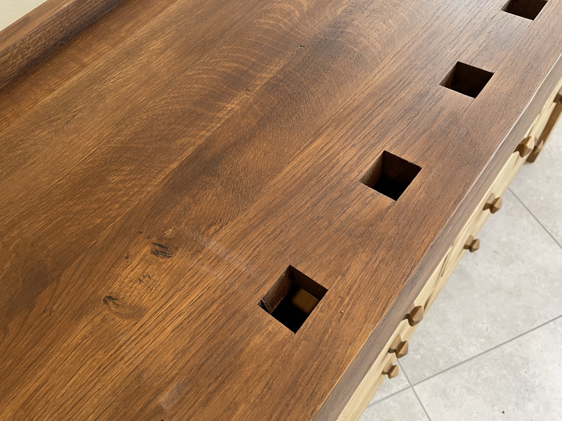 barock-biedermeier_12148kRWFPxvE9Ob Urige Antike Hobelbank, Alte Werkbank aus Eichenholz mit Ladenelement B1192