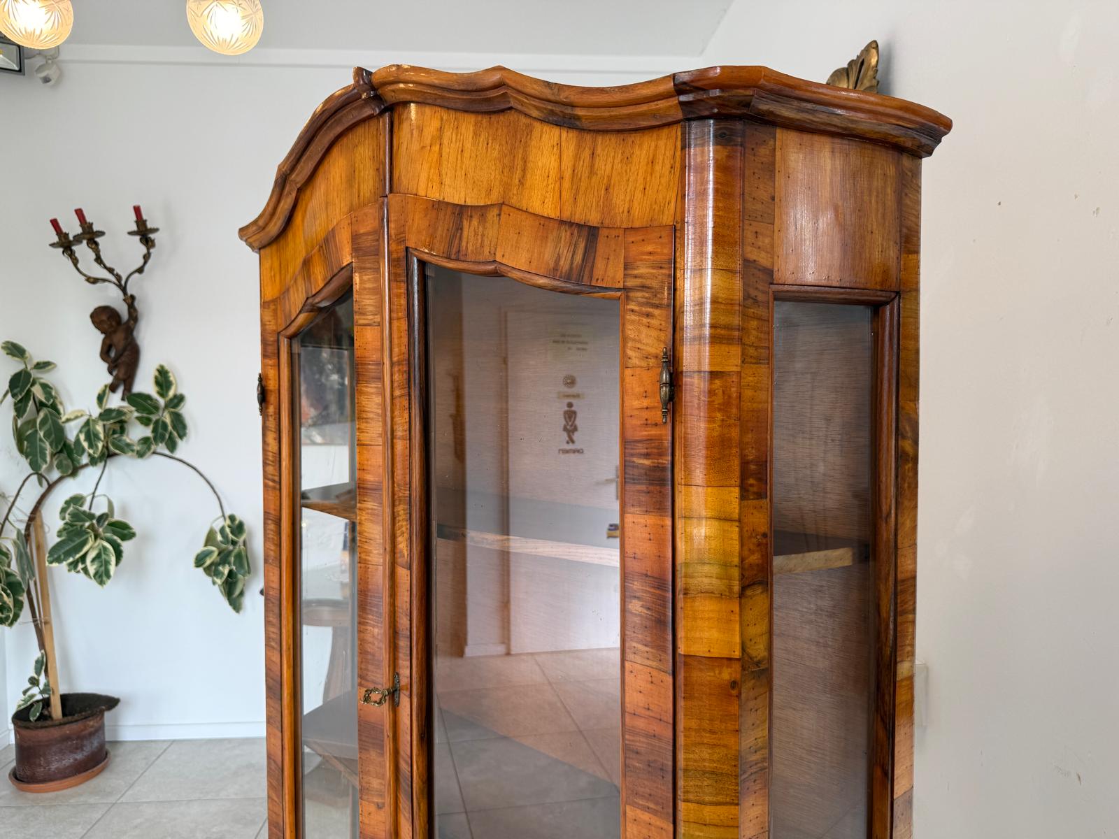 Barockstil Vitrine Intarsiert Nussholz Bücherschrank Stilschrank D2368