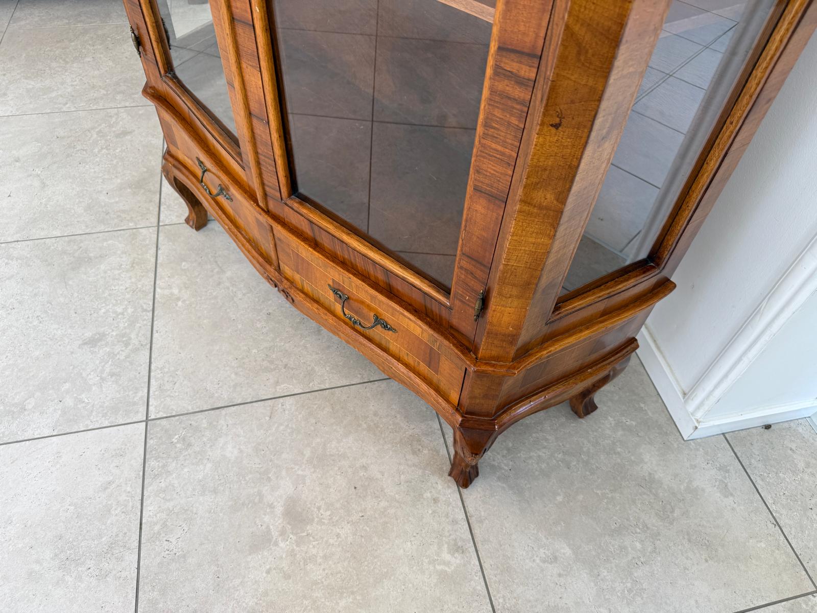 Barockstil Vitrine Intarsiert Nussholz Bücherschrank Stilschrank D2523
