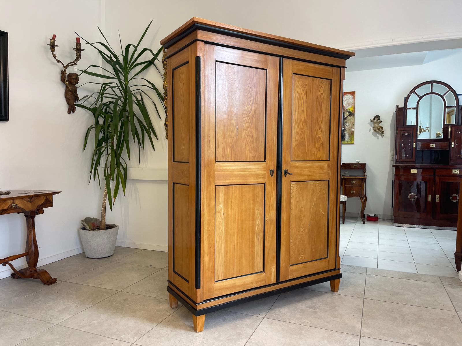Originaler Biedermeier Schrank mit Nussholz-Furnier Kleiderstange G1513
