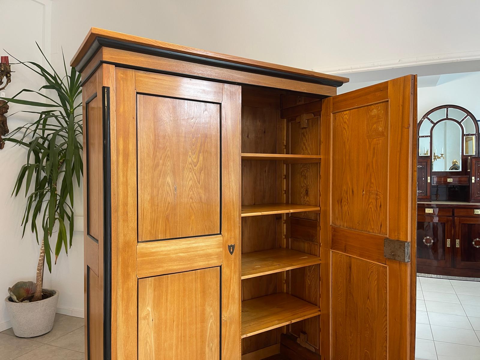 Originaler Biedermeier Schrank mit Nussholz-Furnier Kleiderstange G1513
