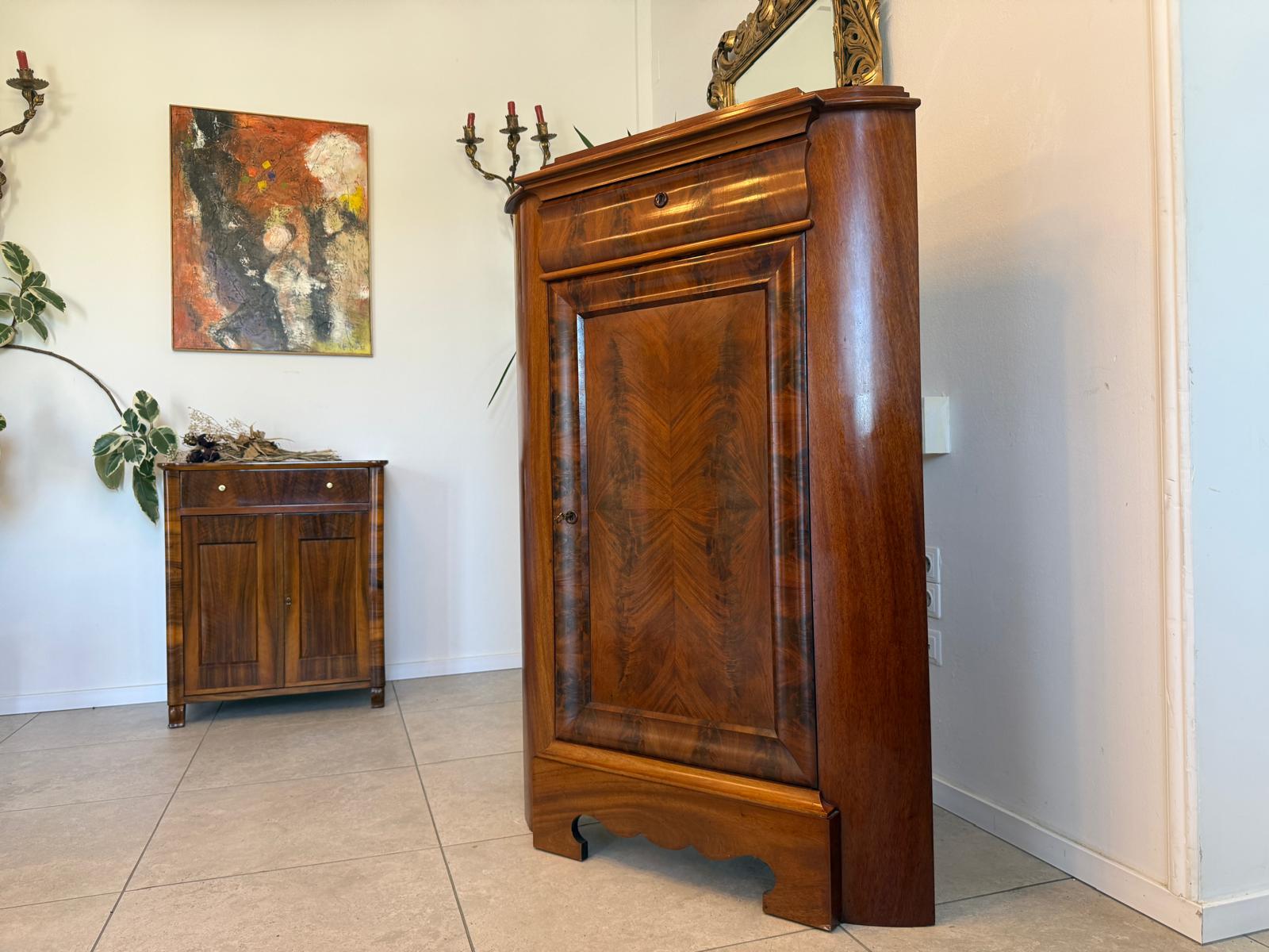 Biedermeier Eckschrank Eckanrichte Originalstück aus Nussholz D2904