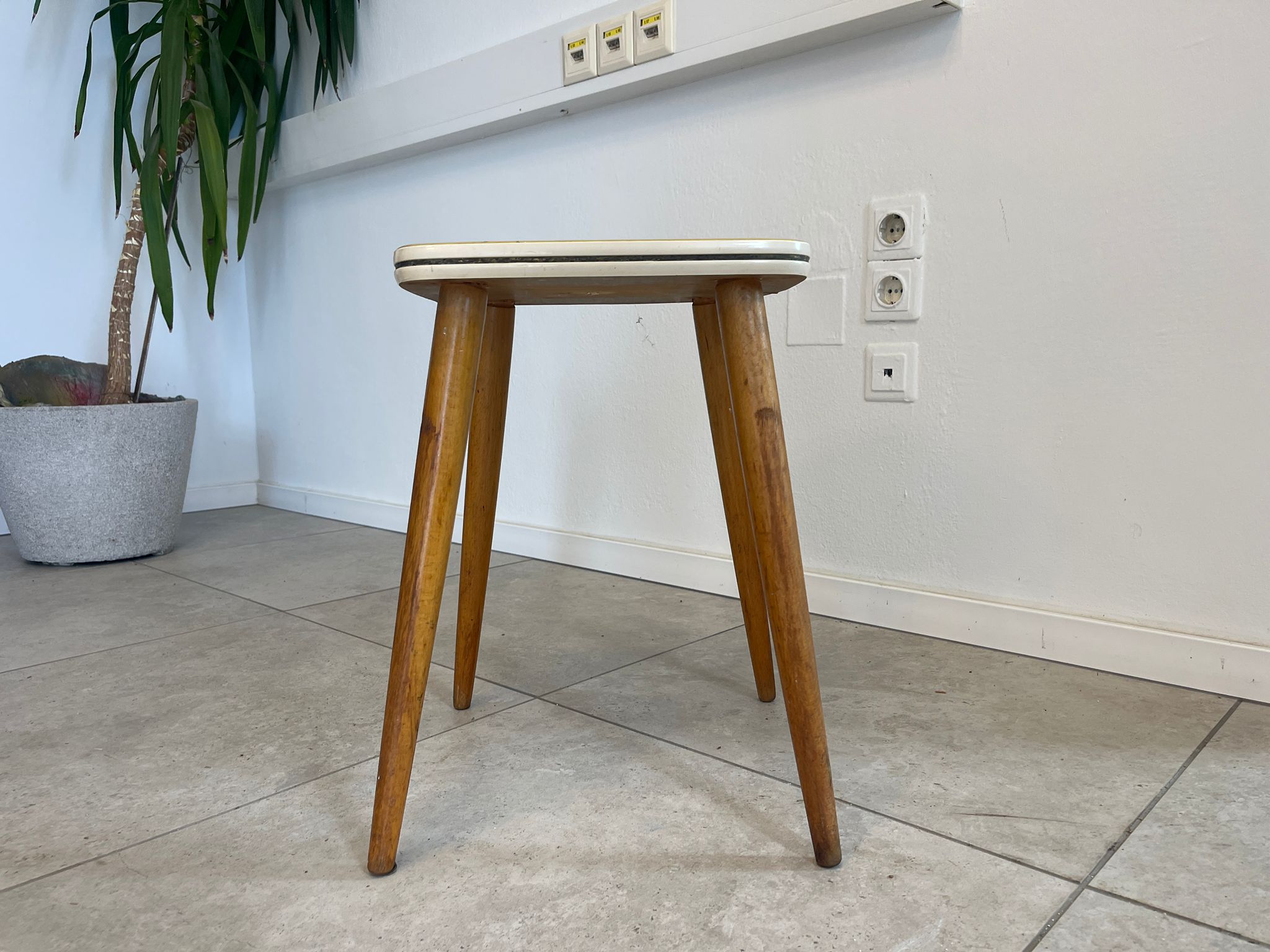 f7c7eeb2-c82c-4d78-b12e-610108d3d95b 50er Jahre massiv Hocker, Hocker, Dreibein Beistelltisch, Mid Century A4867