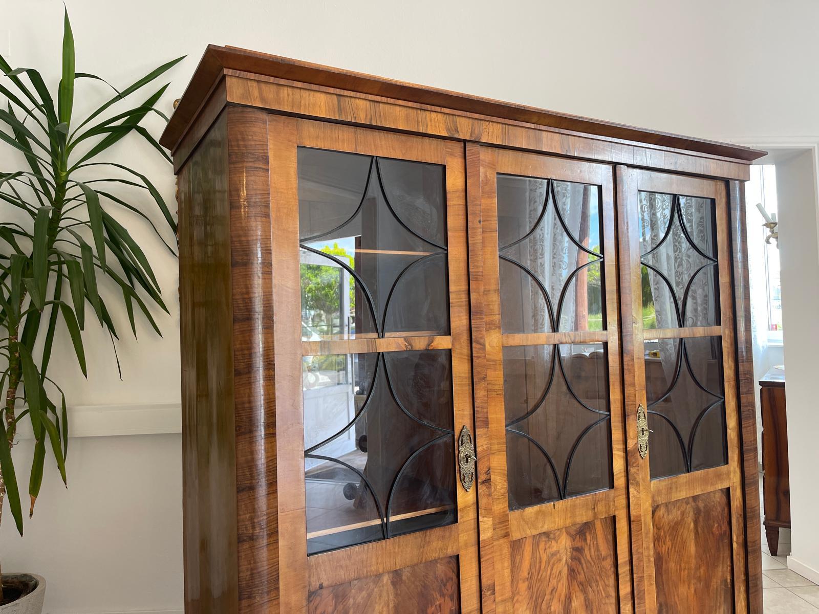 Biedermeier Vitrinenschrank Glasschrank Nussholz Kleiderschrank G1647