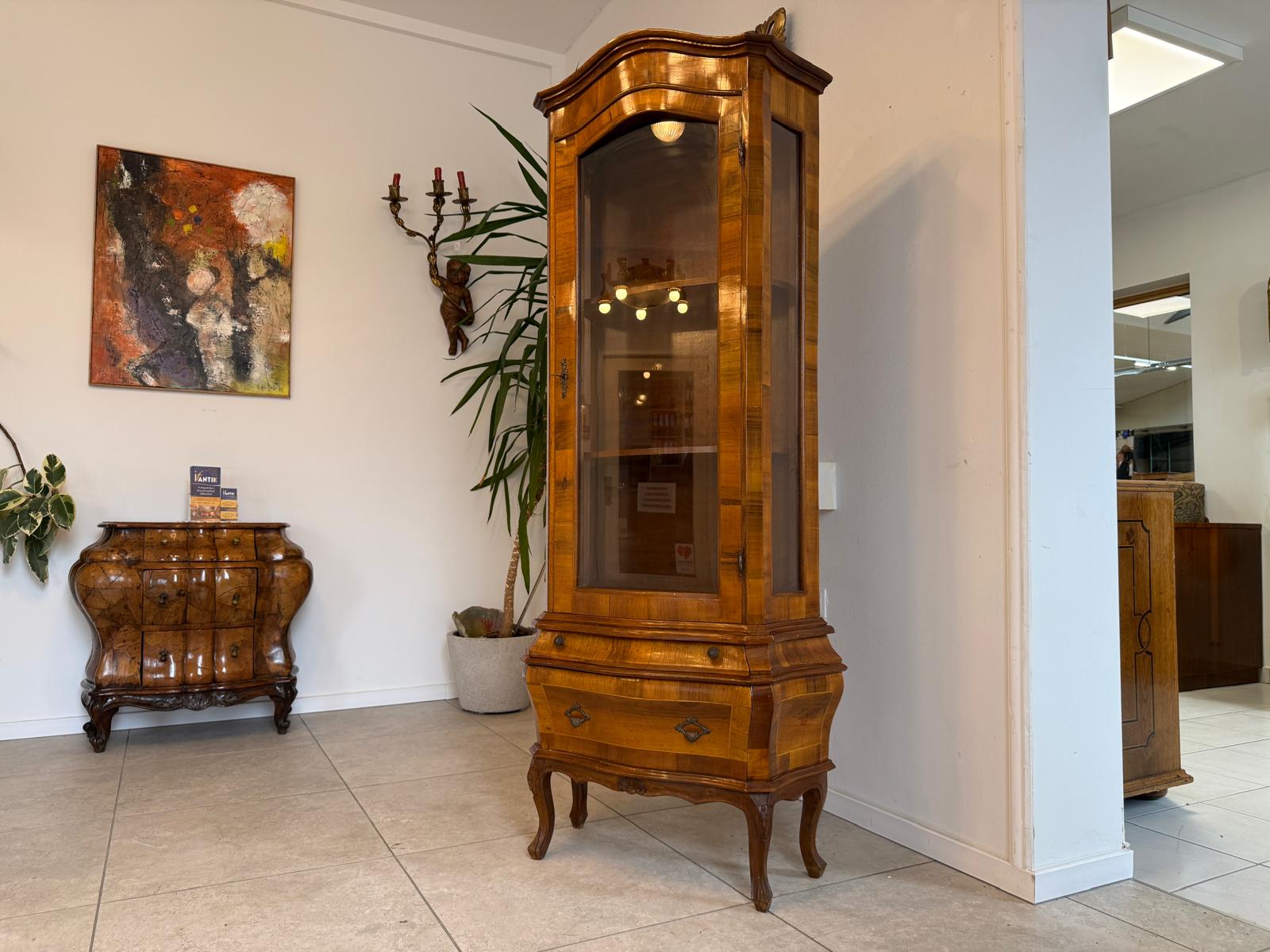 Barockstil Vitrine Intarsiert Nussholz Bücherschrank Stilschrank D1153