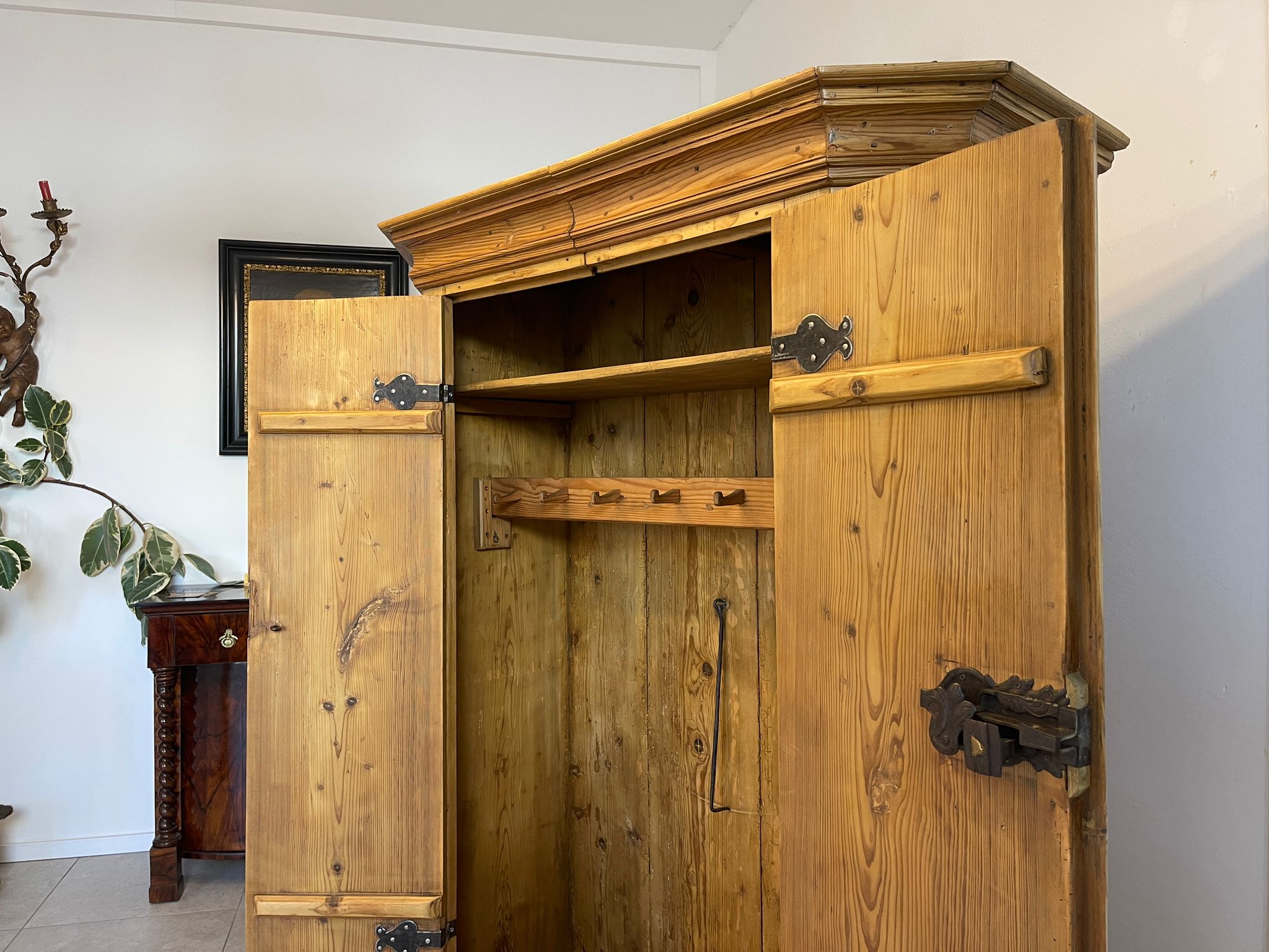 a723df5c-582a-4fb6-91e1-349151ac3e68 Bauernschrank Barockschrank Barock Hallenschrank Kasten A4975