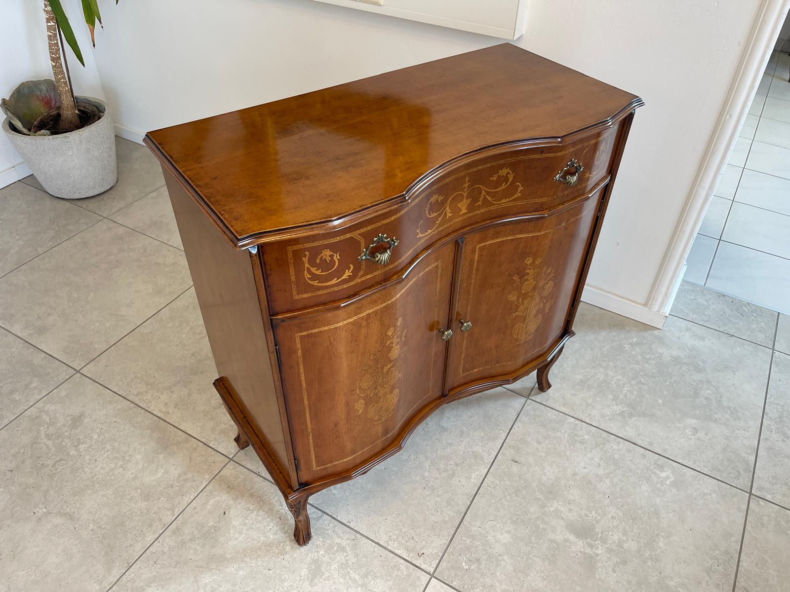 Zierliche marketierte Anrichte Sideboard Kommode Barockstil G1595