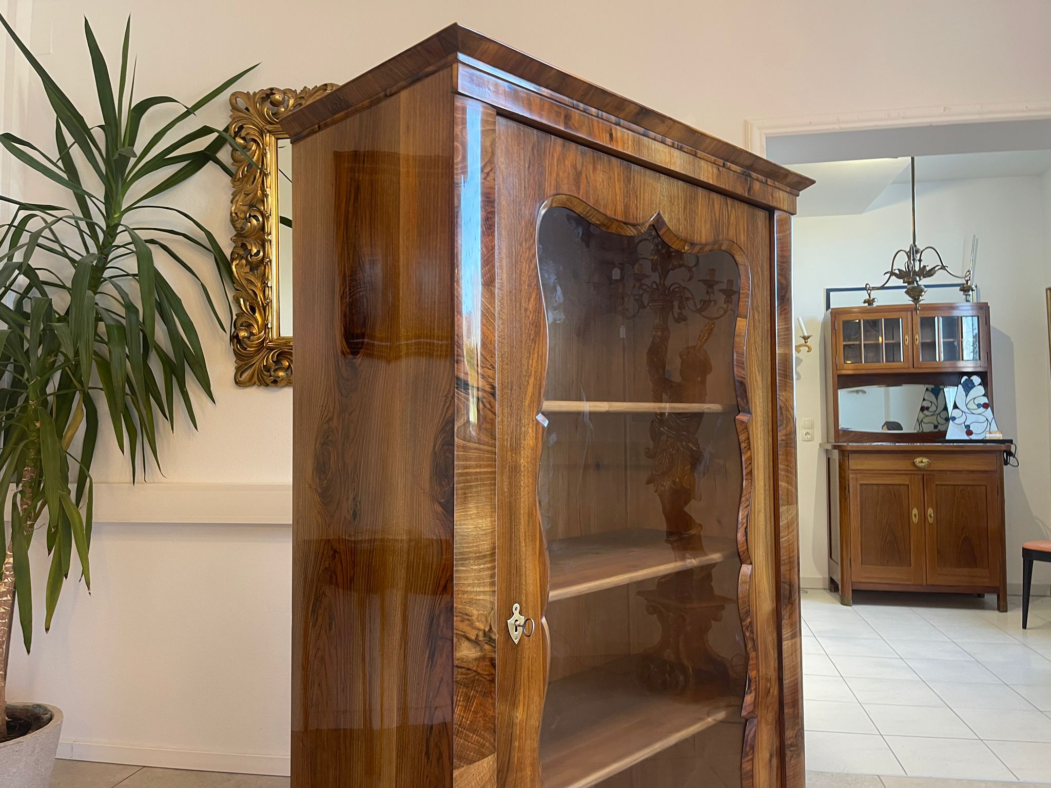 f3241202-8ef7-4762-8c1b-8ae3b5b04a6b SALE Biedermeier Vitrine Bücherschrank Sammlervitrine, Nussholz A5102