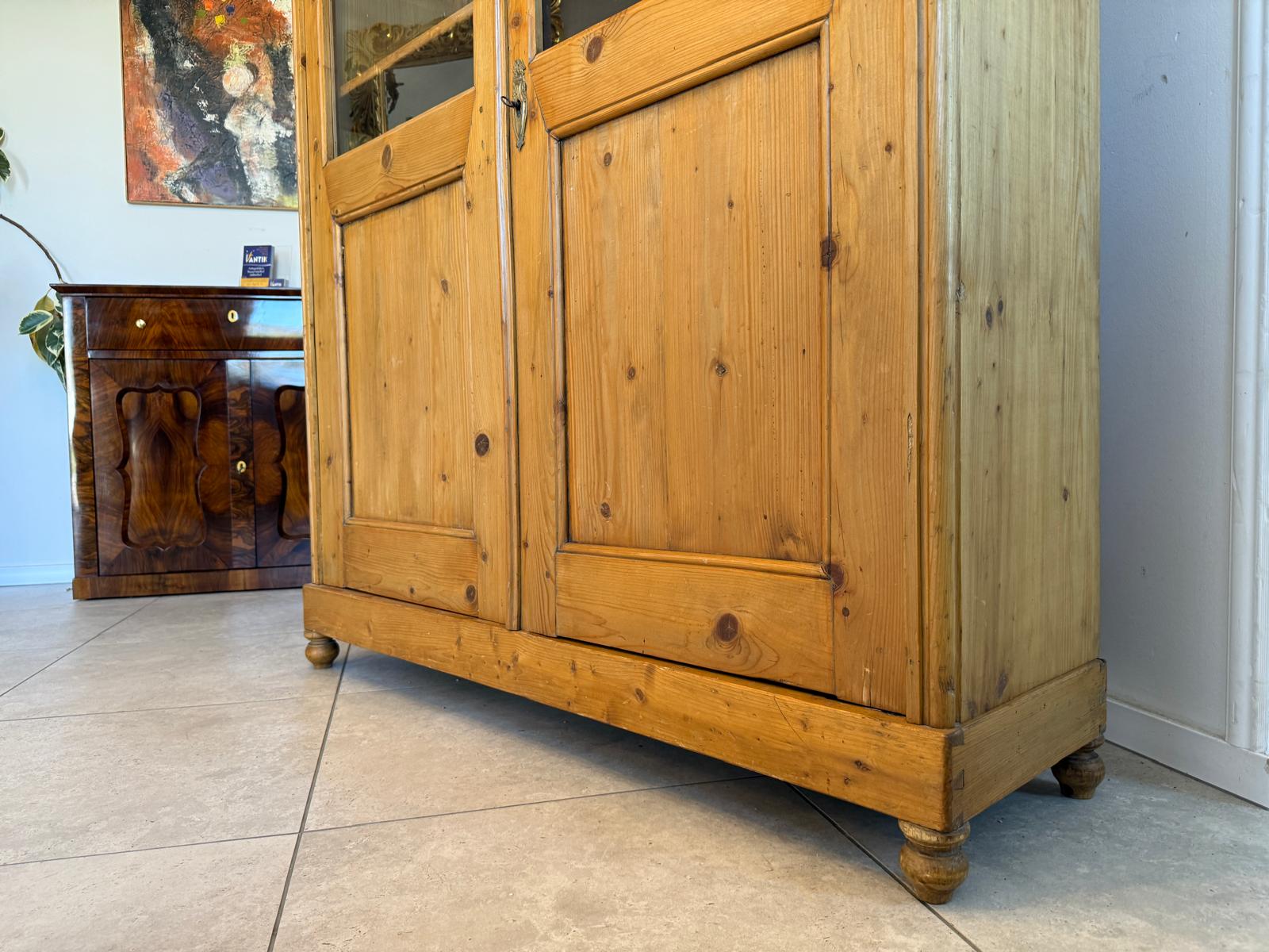 Bäuerliche Vitrine Bauernvitrine Bauernschrank Naturholz Bücherschrank D2402