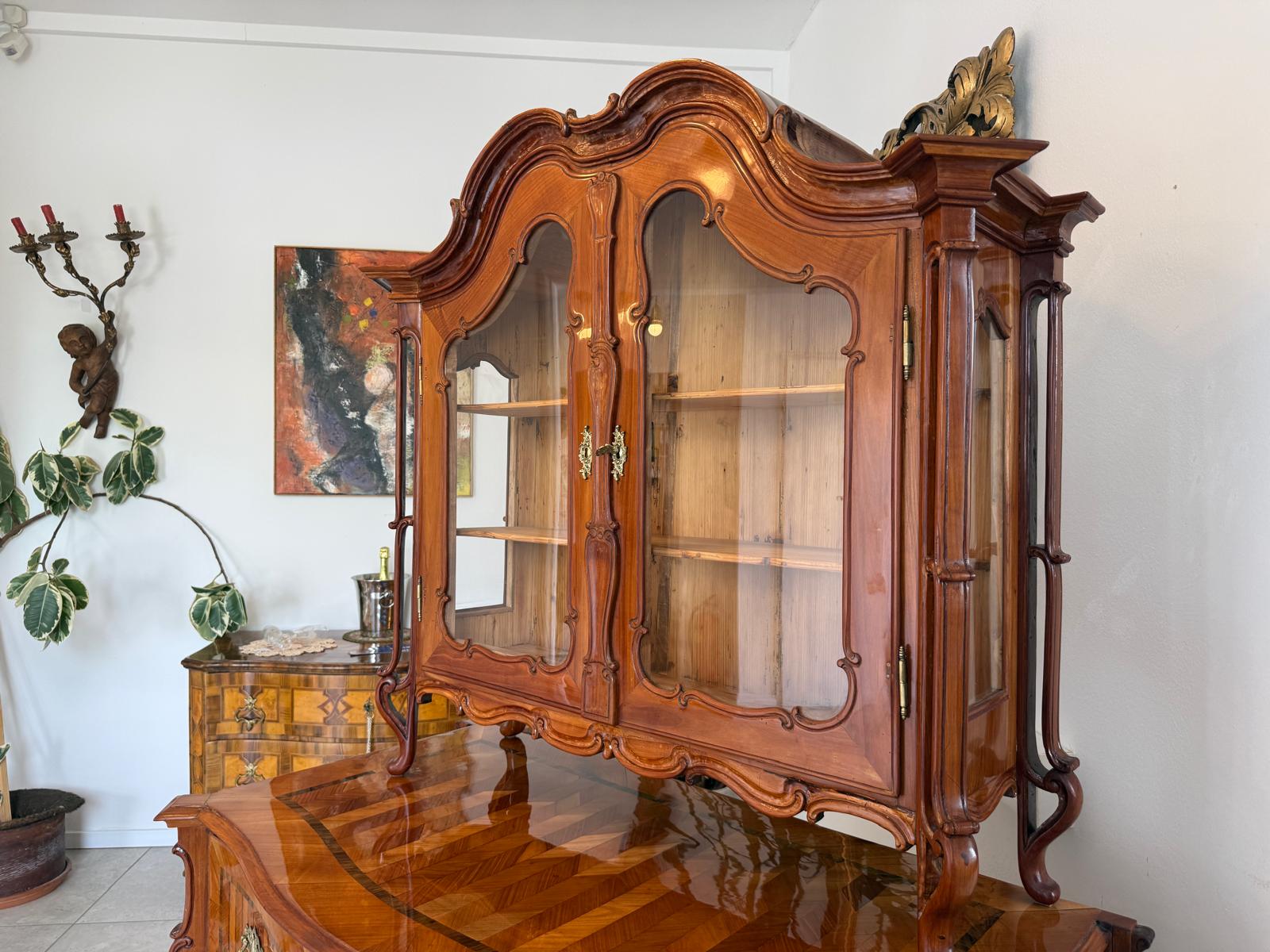 Restaurierte Josefinische Aufsatzvitrine Vitrine Österreich Marketiert D2681