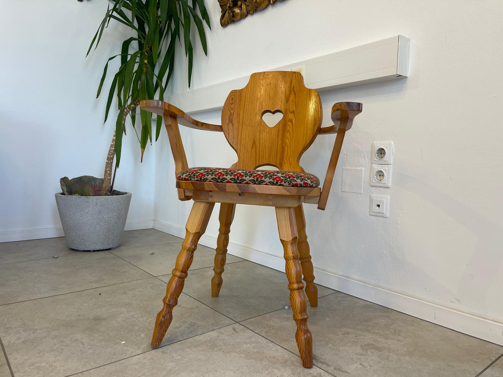 Bäuerlicher Bauernsessel Armlehnstuhl Stuhl Herzerlsessel G1207