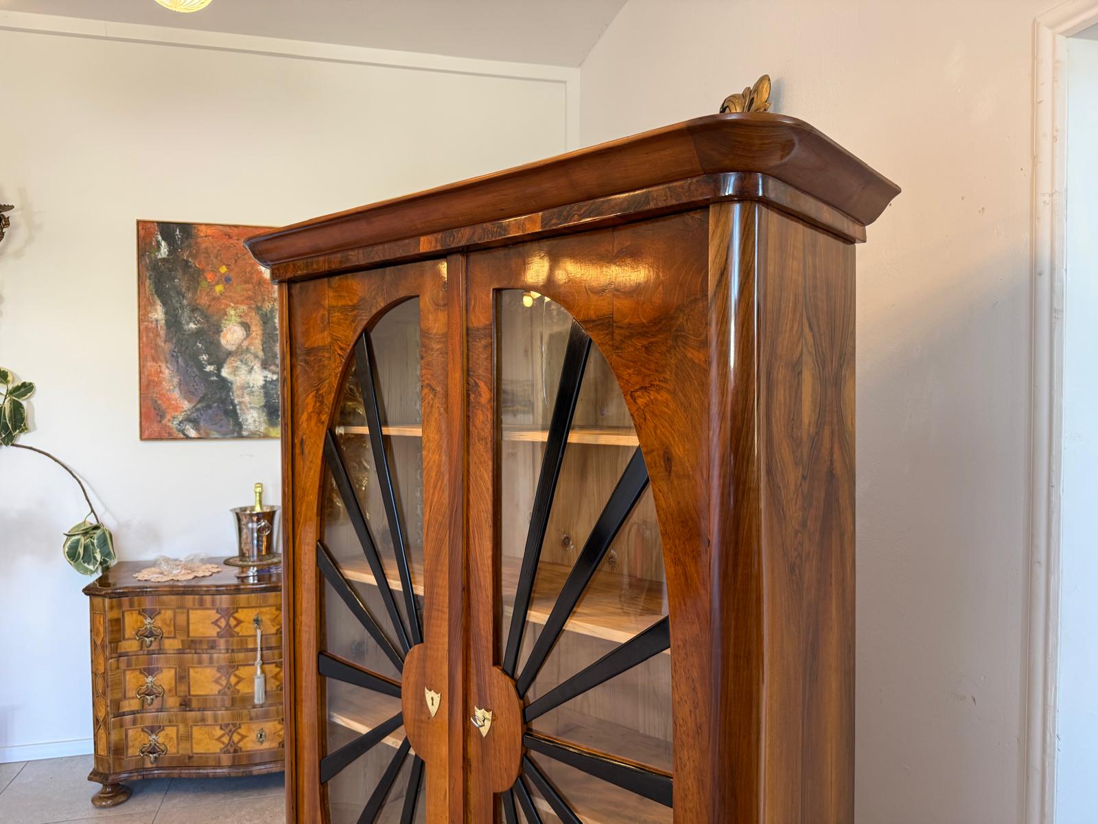 Biedermeier Vitrine Sonnenvitrine Bücherschrank Bibliotheksschrank Nussholz D2608