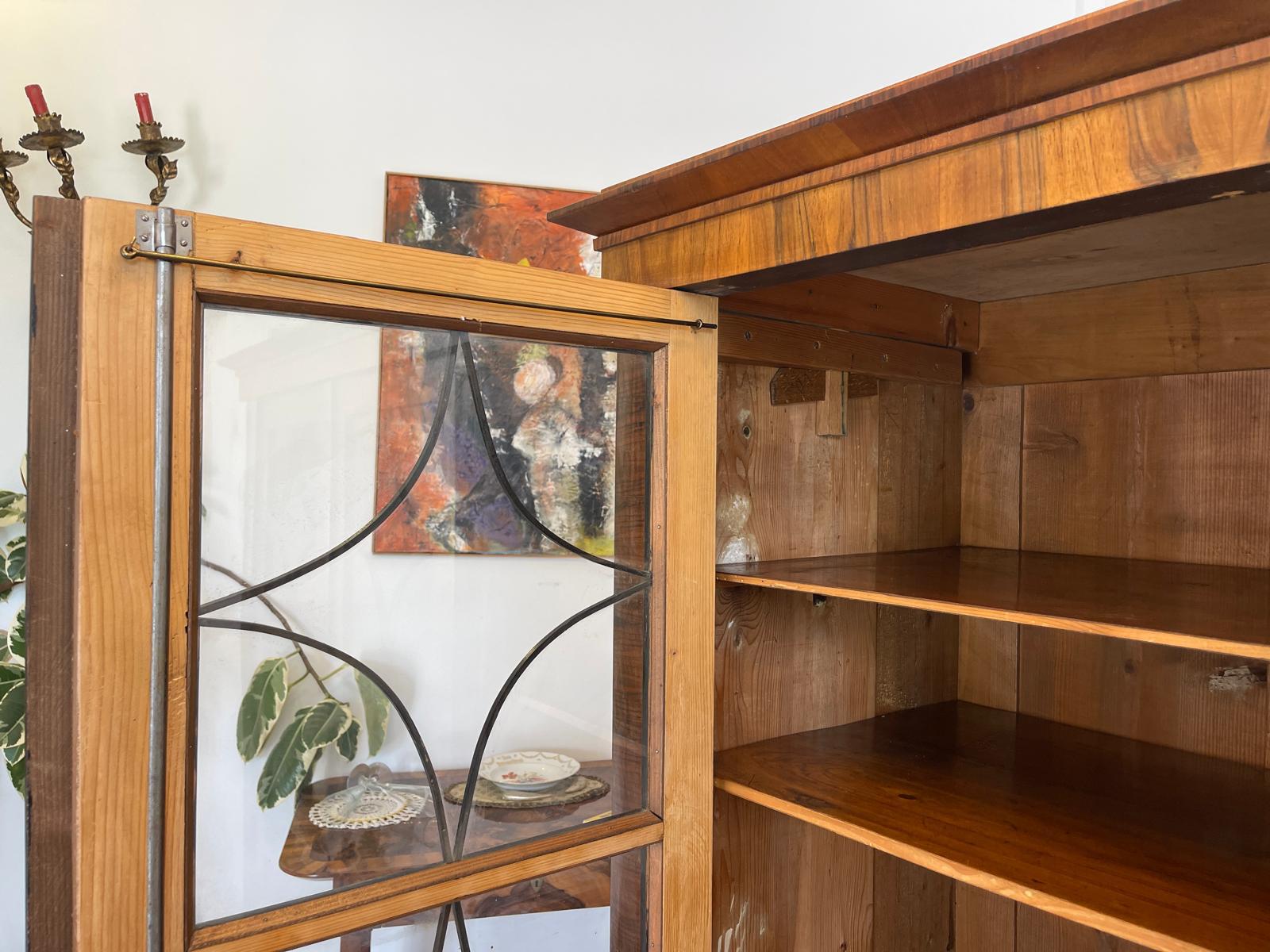 Biedermeier Vitrinenschrank Glasschrank Nussholz Kleiderschrank G1647