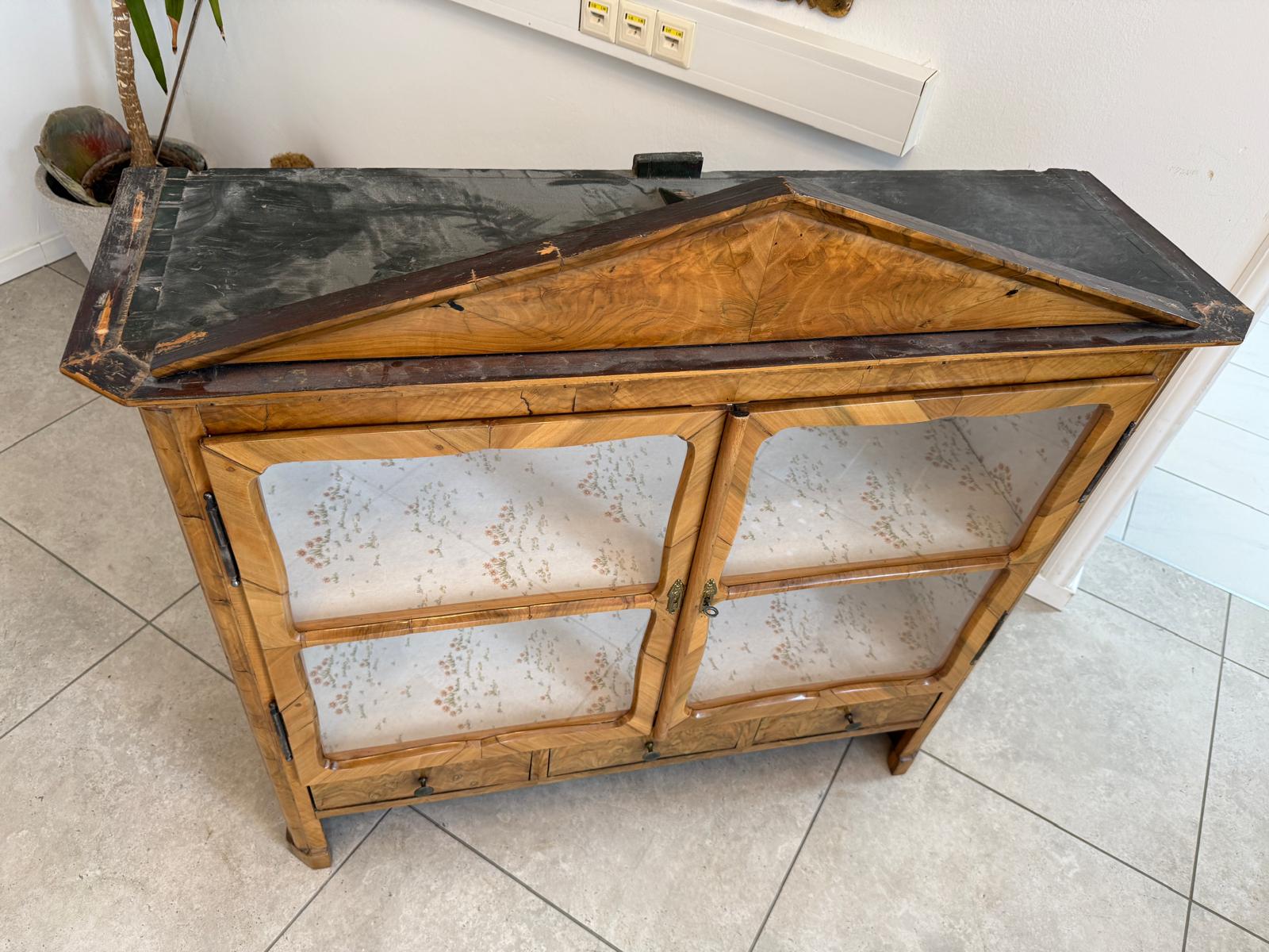 Originaler josefinischer Vitrinenaufsatz Wandboard D1008